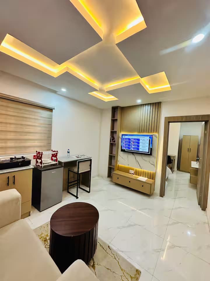 Lekki Luxe Escape B5 - Stylish 1-Bedroom & Parlour - Image 3
