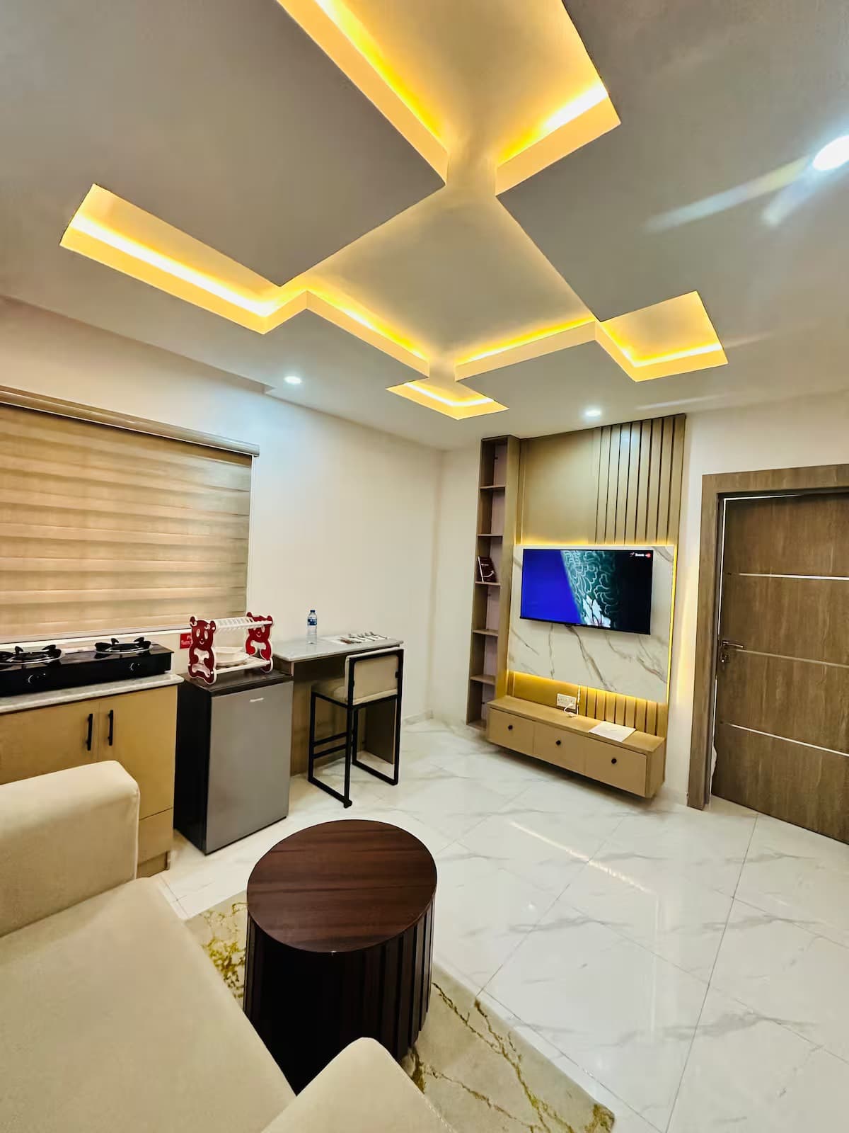 Lekki Luxe Escape B5 - Stylish 1-Bedroom & Parlour - Image 4