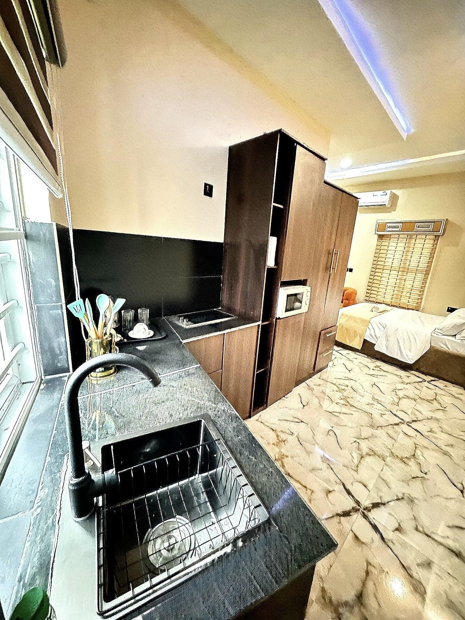 Dubai Studio Apartment - Image 3