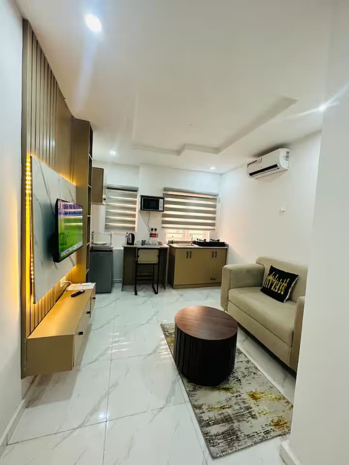 The Opal Suite B1 - Luxe 1-Bedroom Getaway - Image 2