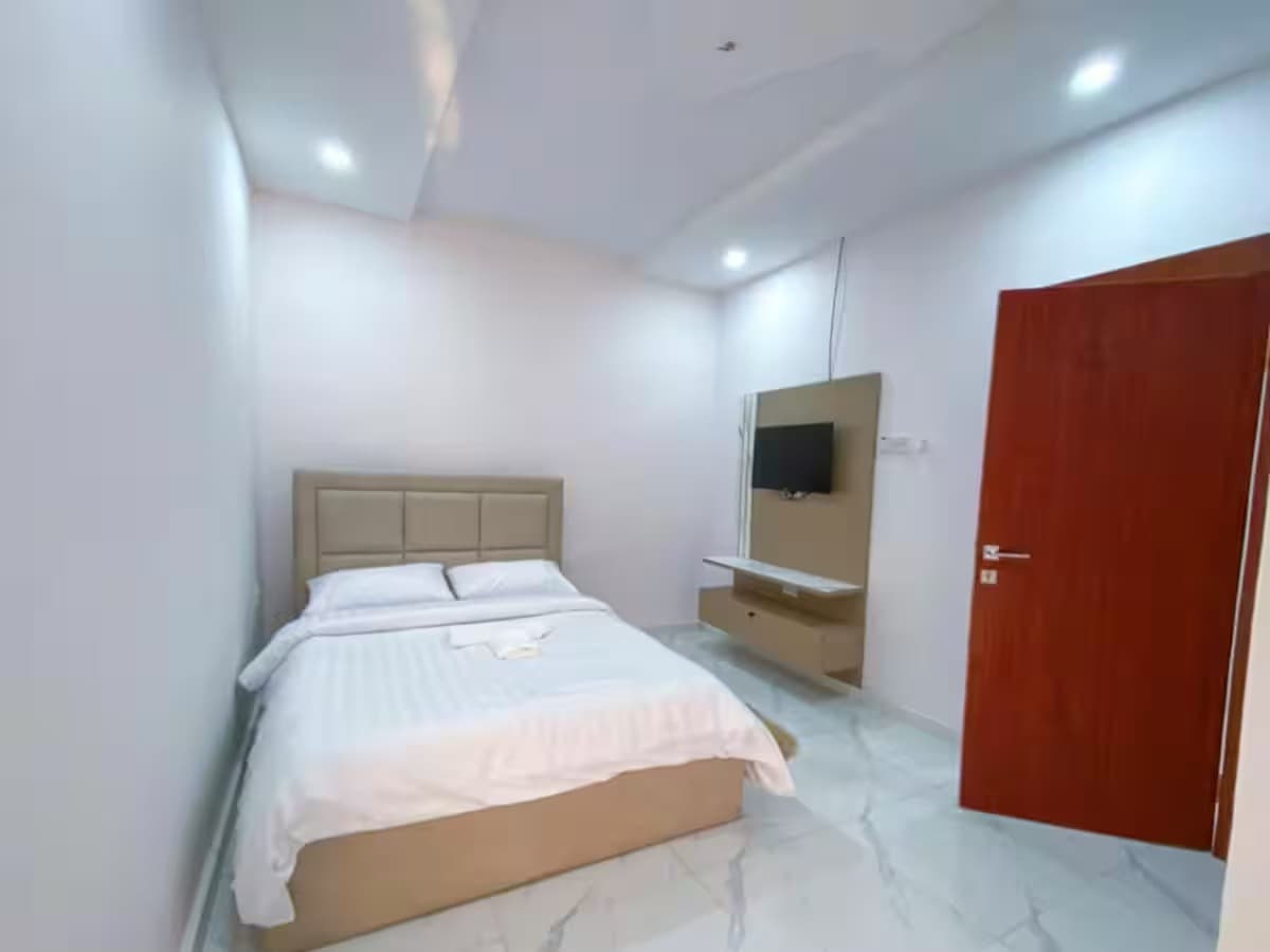 The Opal Suite B1 - Luxe 1-Bedroom Getaway - Image 5