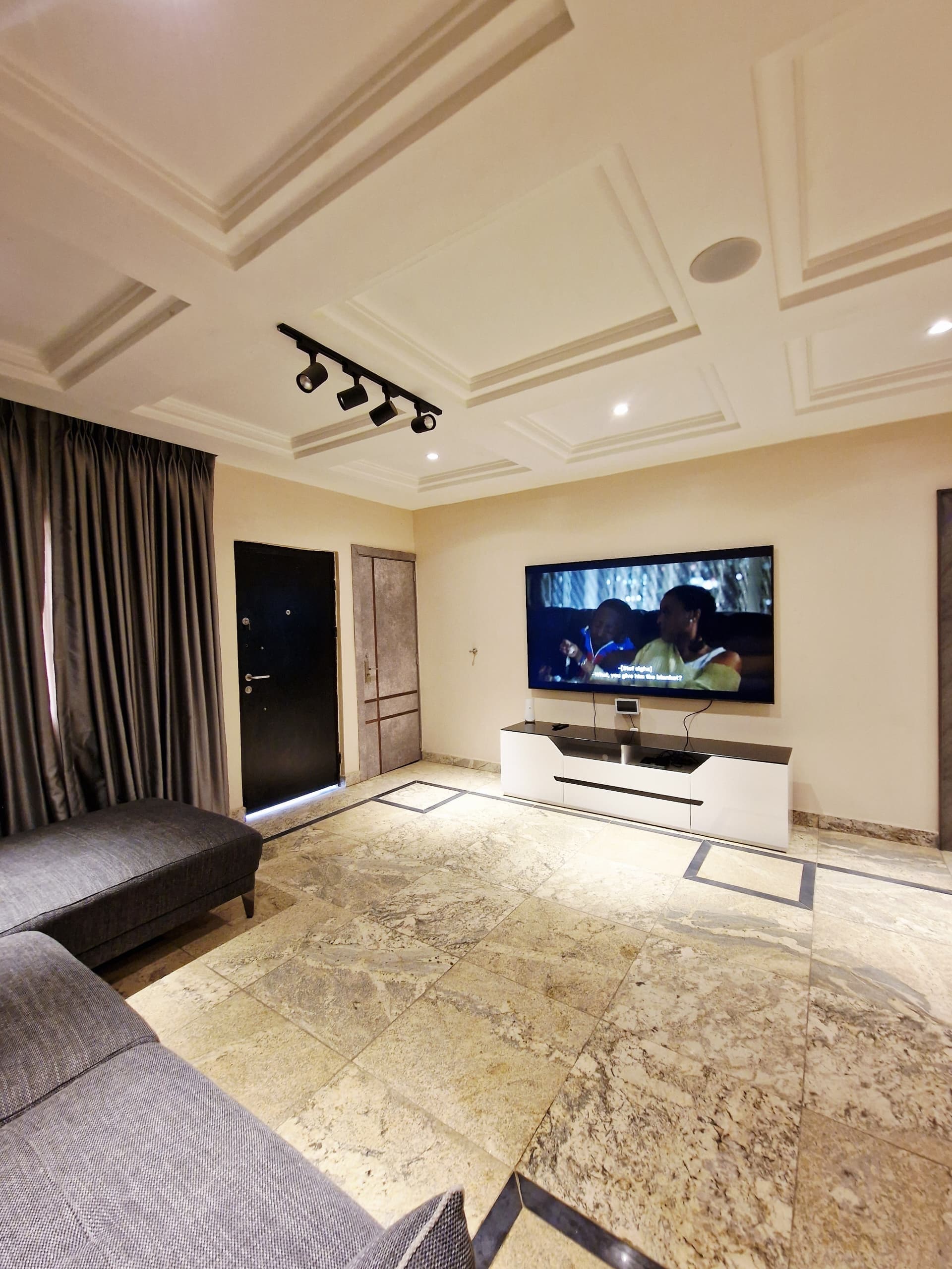 The Hoolio Haven - Refined 2-Bedroom Escape - Image 2