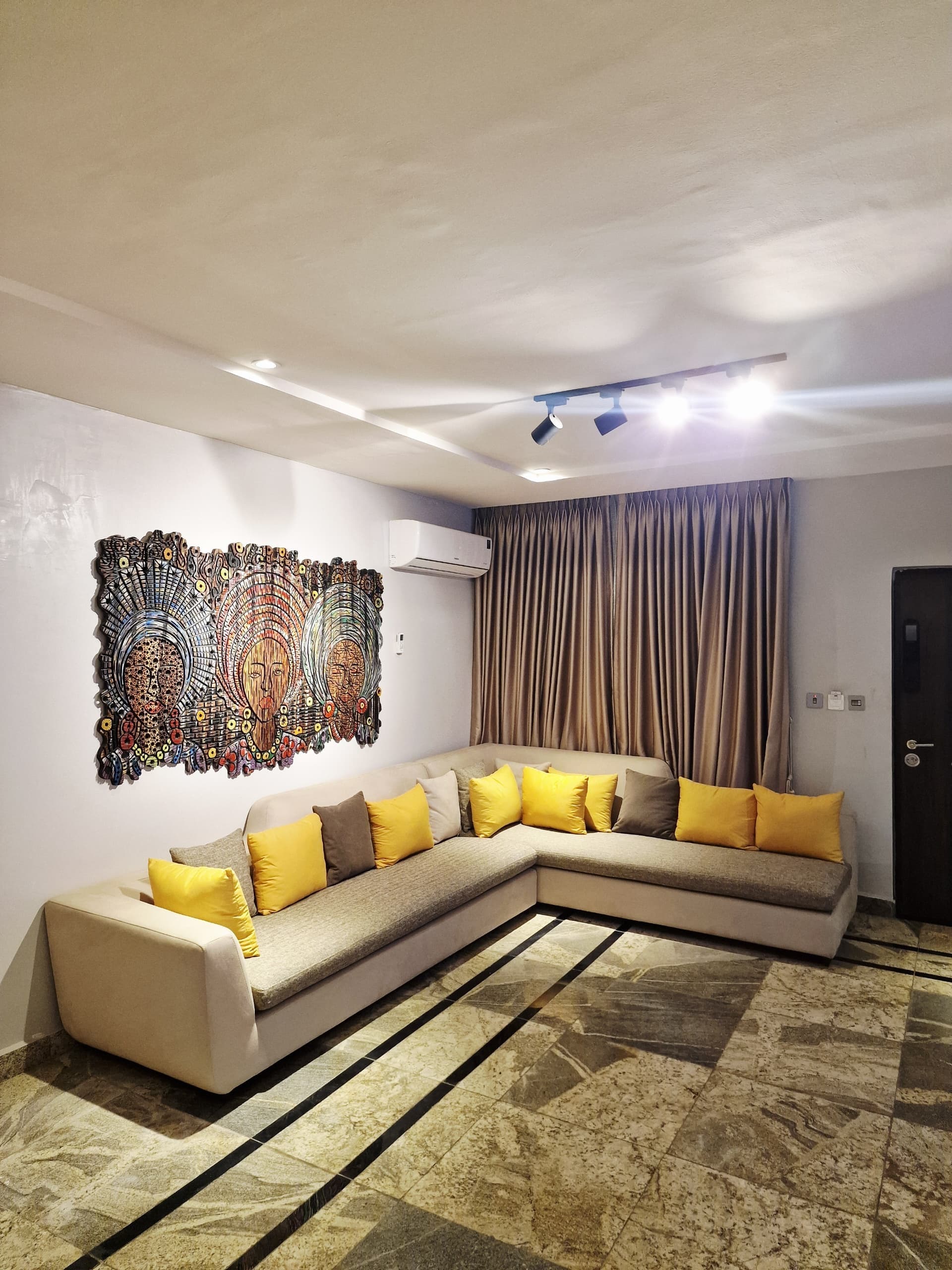 Hoolio Grande Flat 2 - Sophisticated 2-Bedroom Retreat - Image 3