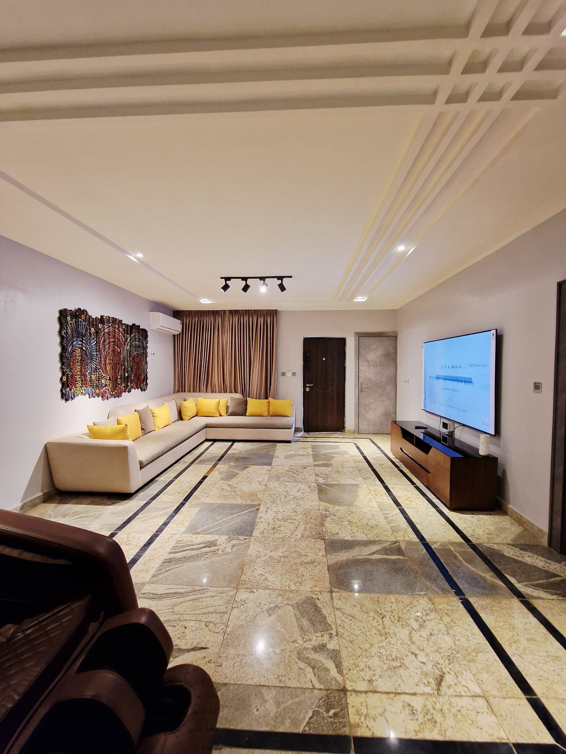 Hoolio Grande Flat 2 - Sophisticated 2-Bedroom Retreat