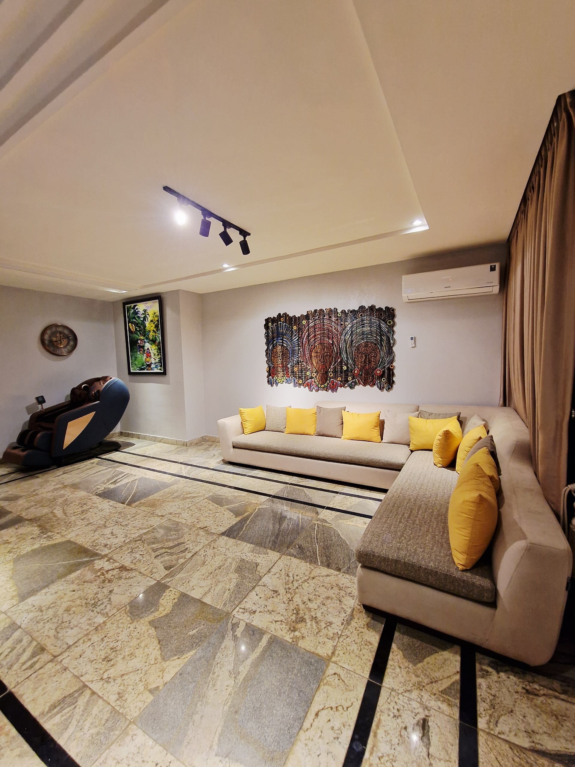 Hoolio Grande Flat 2 - Sophisticated 2-Bedroom Retreat - Image 2