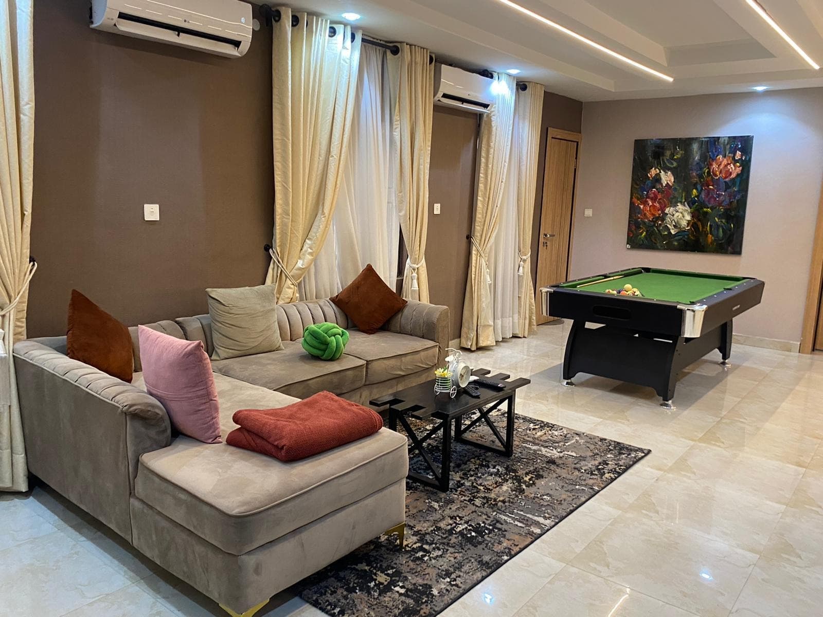 The Ivory Suite - Elegant 2-Bedroom Corporate Retreat - Image 2