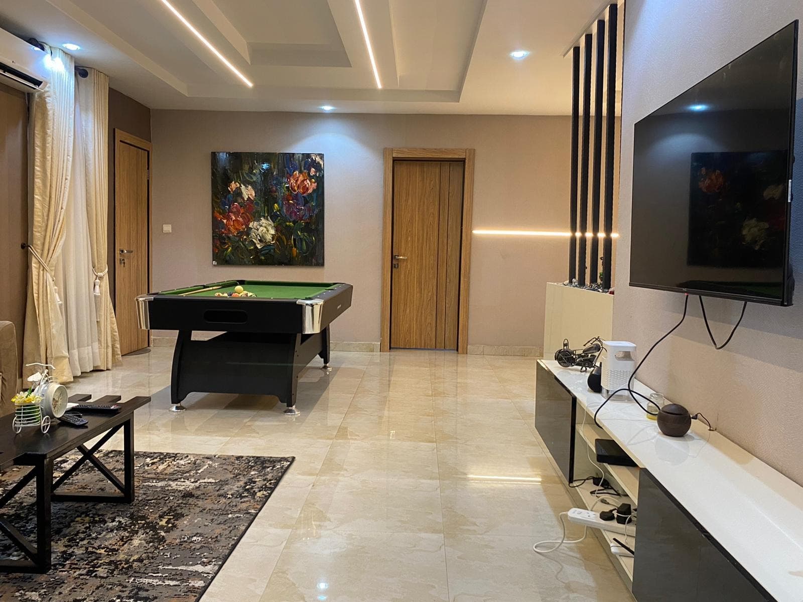 The Ivory Suite - Elegant 2-Bedroom Corporate Retreat - Image 5
