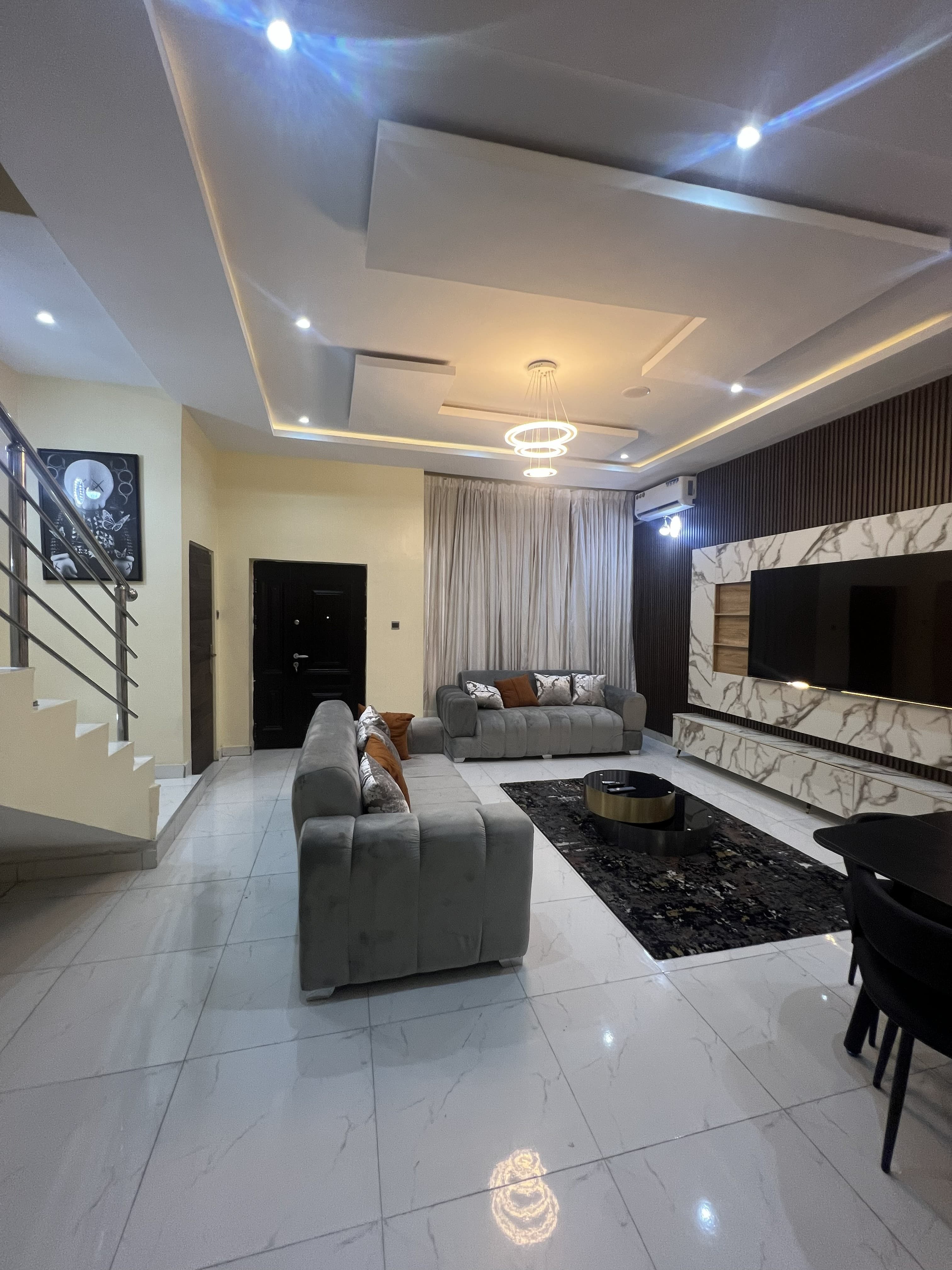 Luxury 4-Bedroom Short-Let Apartment - Image 5