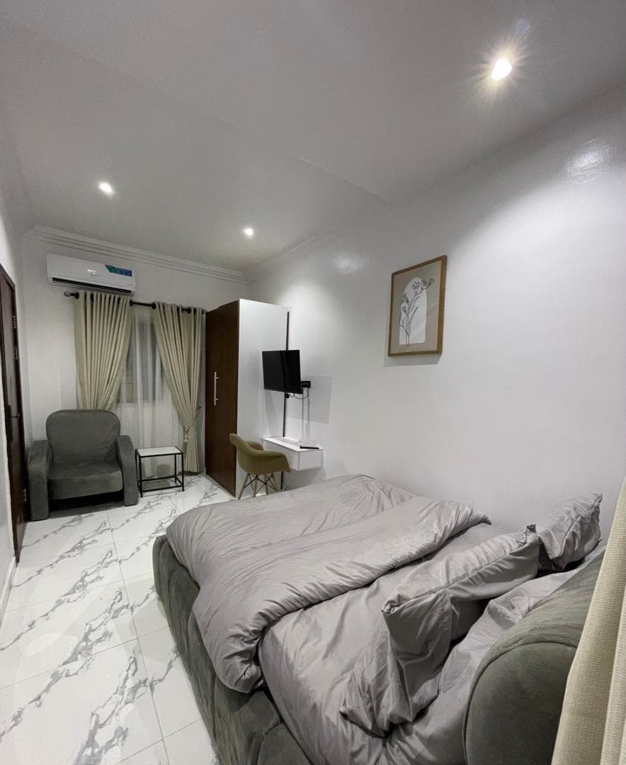 Mavis Pearl - Elegant 1-Bedroom Smart Retreat - Image 5