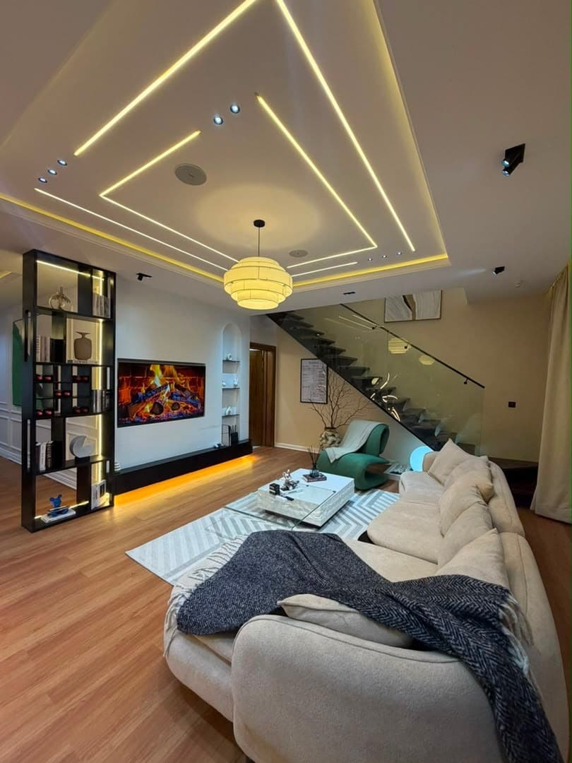 Ciné Maison - Luxe 2-Bedroom Cinematic Maisonette - Image 2
