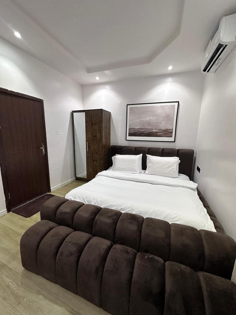 Raya Luxe - Chic 1-Bedroom Serenity - Image 5