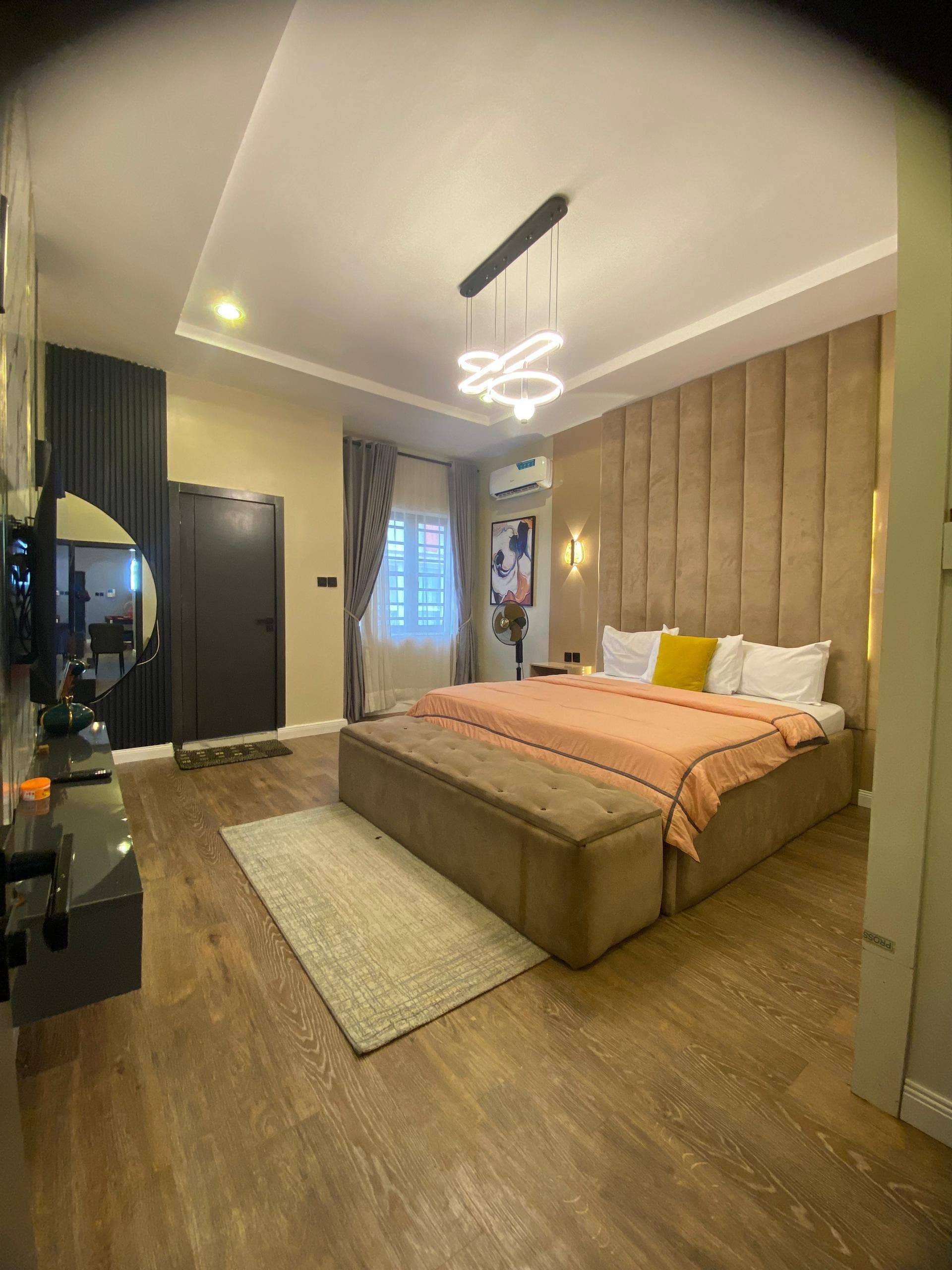 The Opal Pearl - Chic 3-Bedroom Poolside Retreat - Image 4