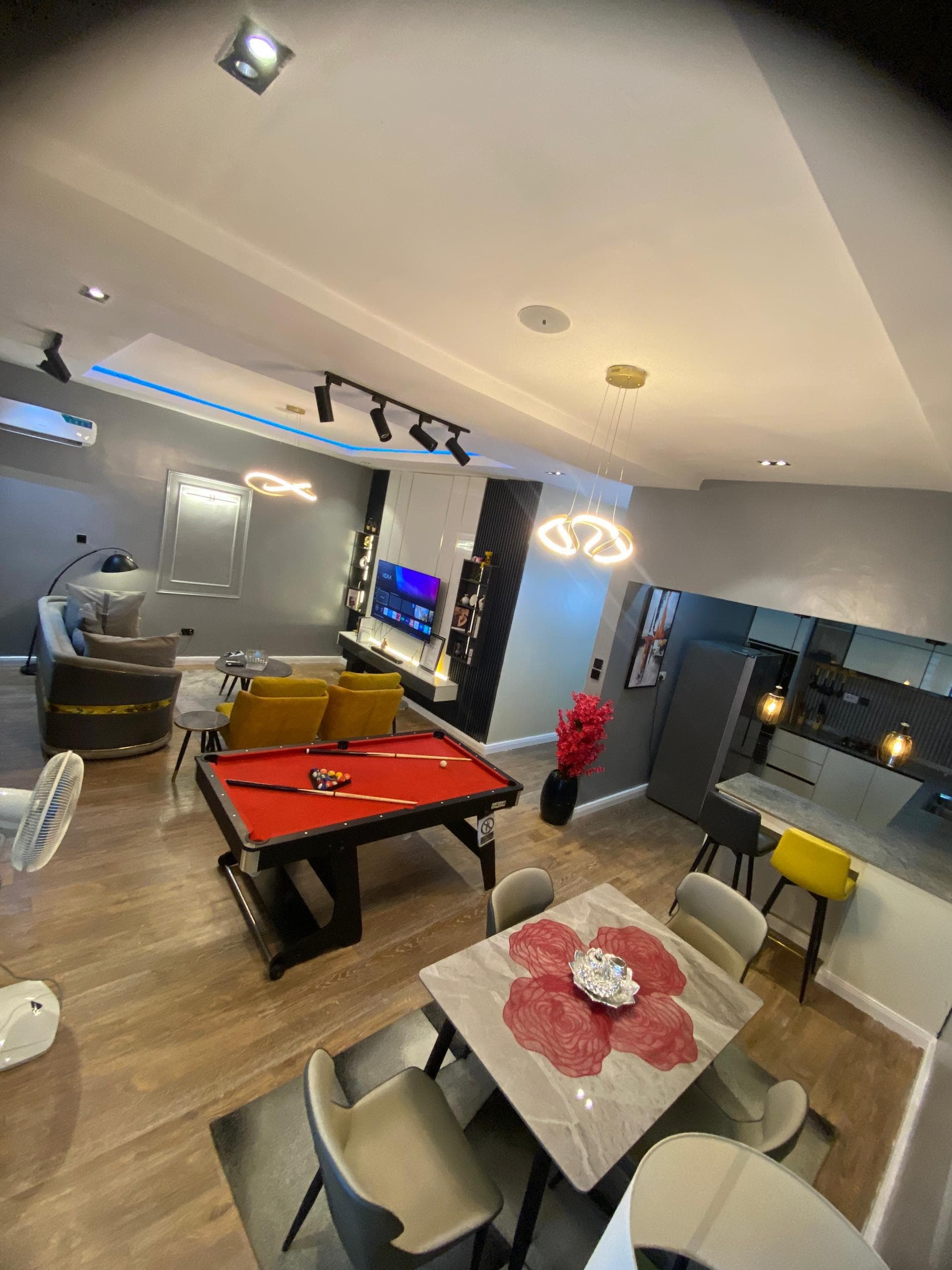 The Opal Pearl - Chic 3-Bedroom Poolside Retreat - Image 3