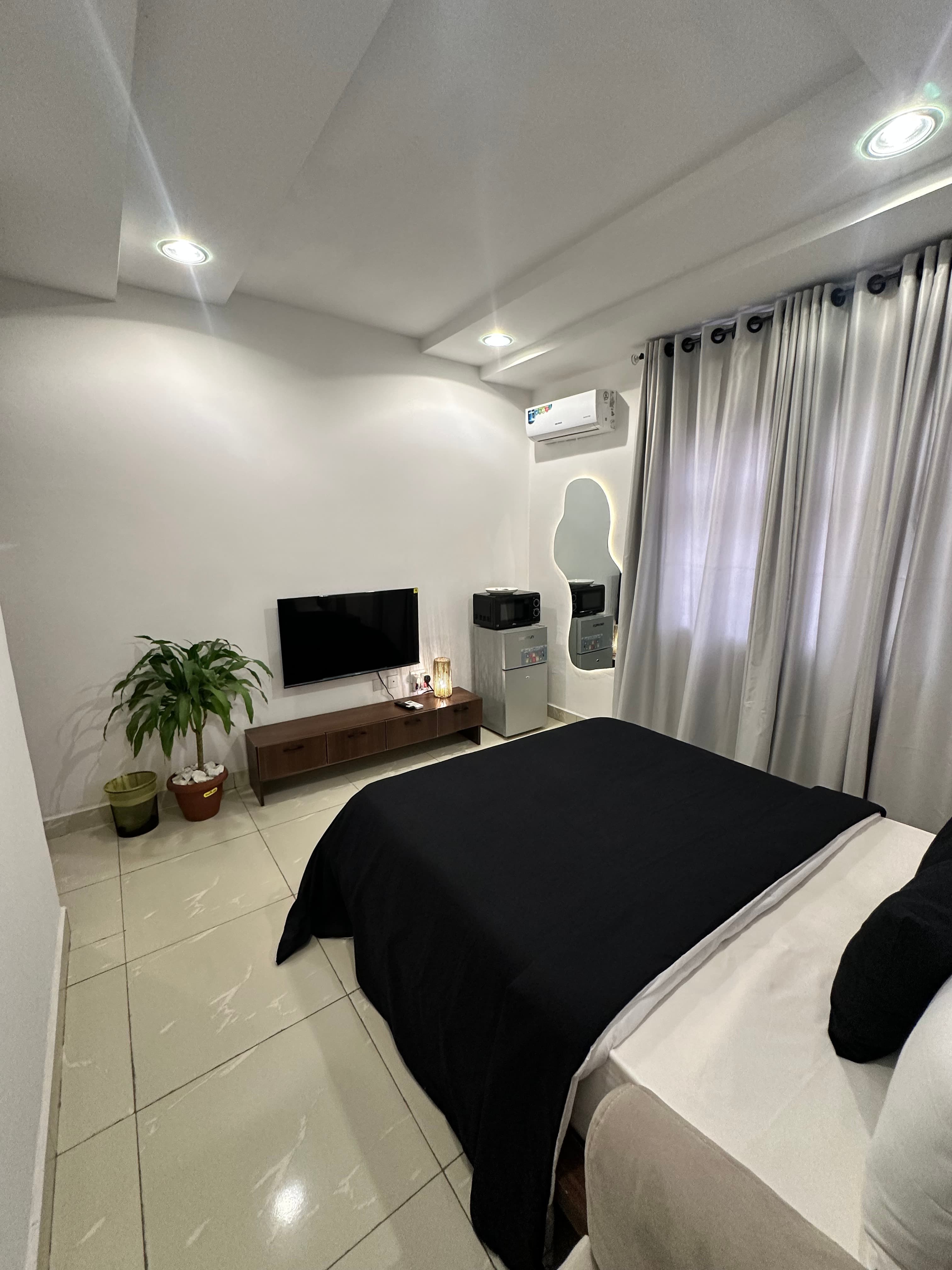 Amina Jahi Studio Apartment - Image 4