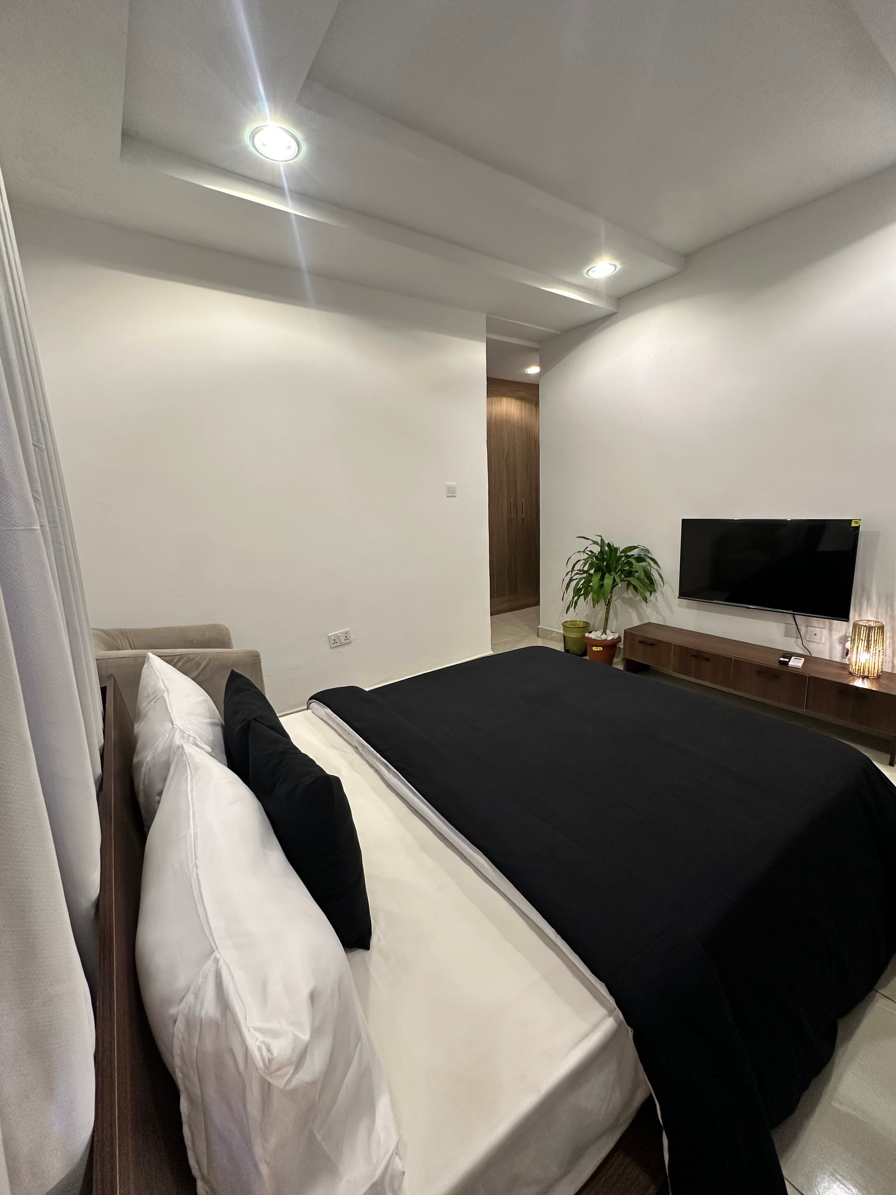 Amina Jahi Studio Apartment - Image 5