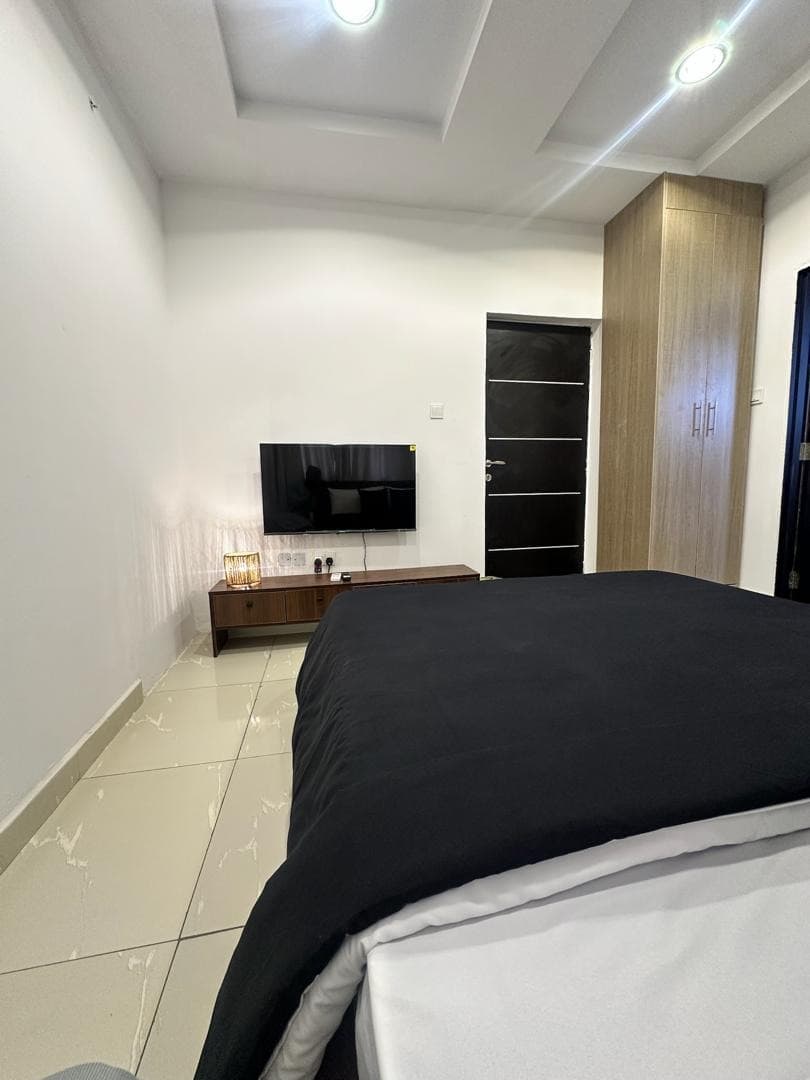Atinuke Jahi Studio Apartment - Image 3