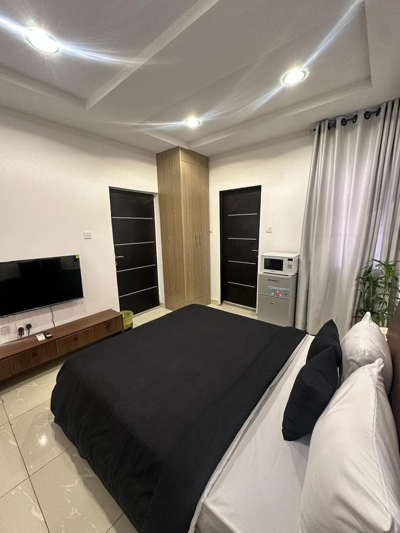 Atinuke Jahi Studio Apartment - Image 4