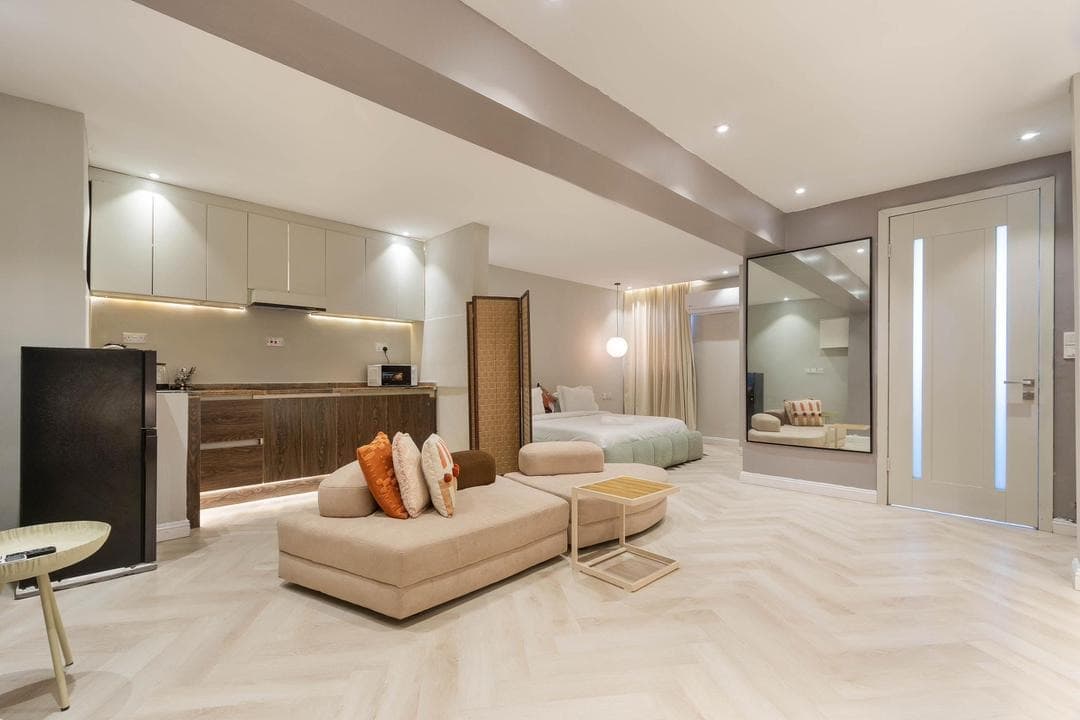The Admiralty Luxe Studio - Modern Comfort - Image 2