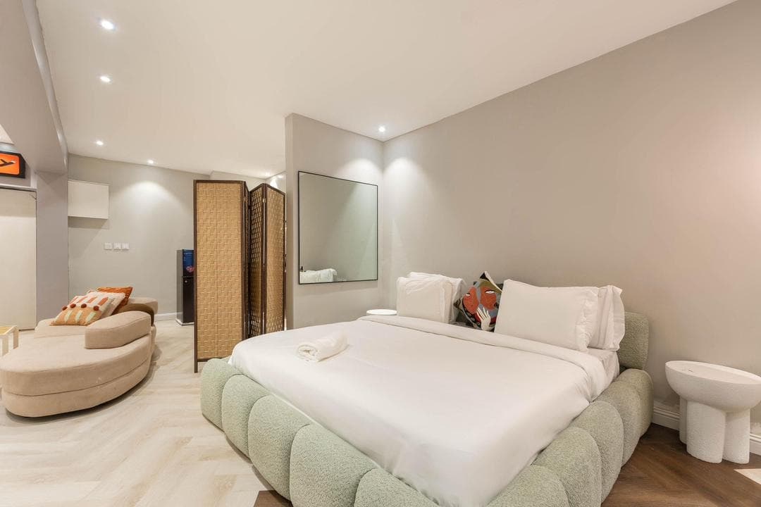 The Admiralty Luxe Studio - Modern Comfort - Image 4