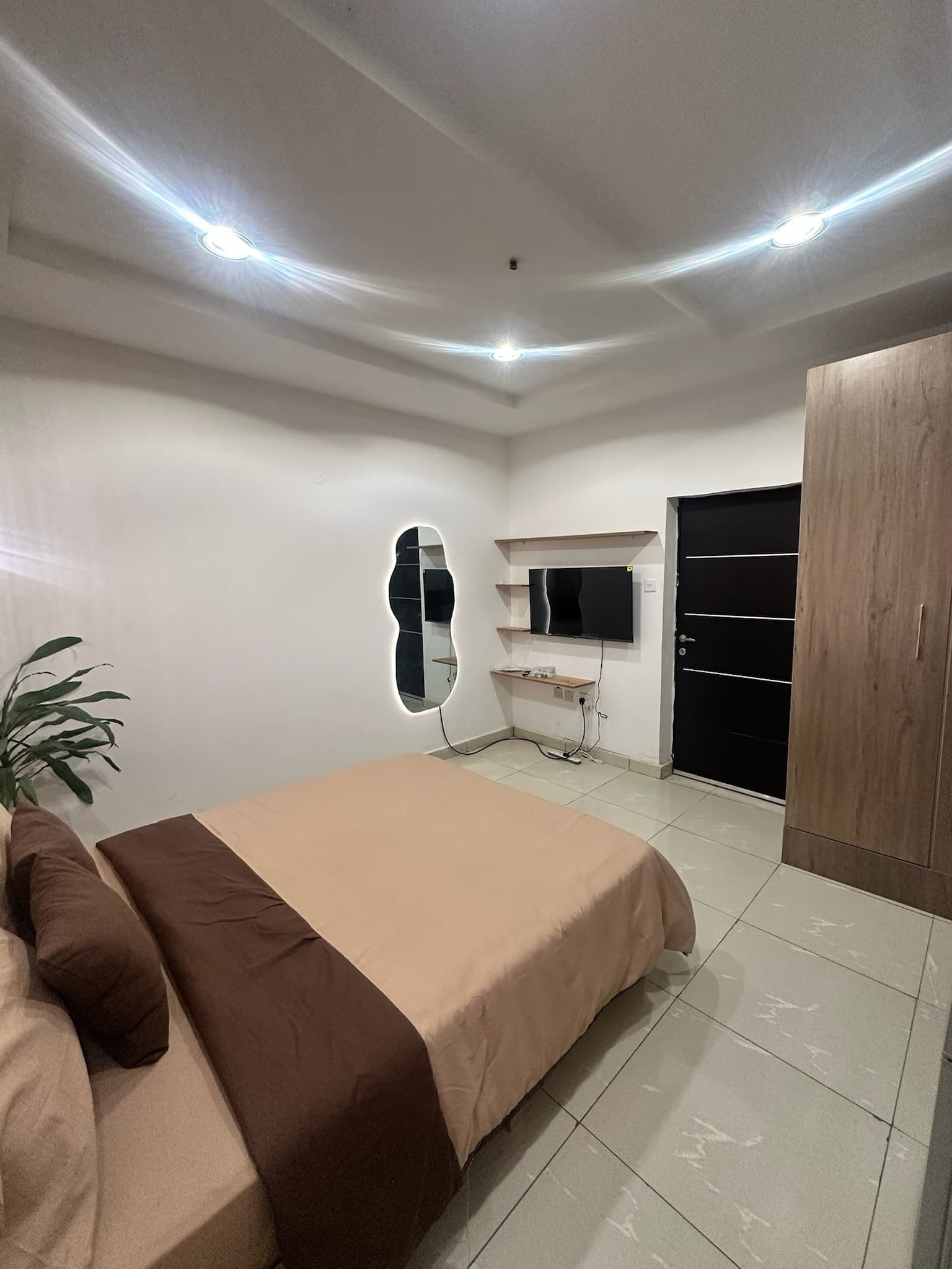 Ronke Jahi Studio Apartment - Image 3