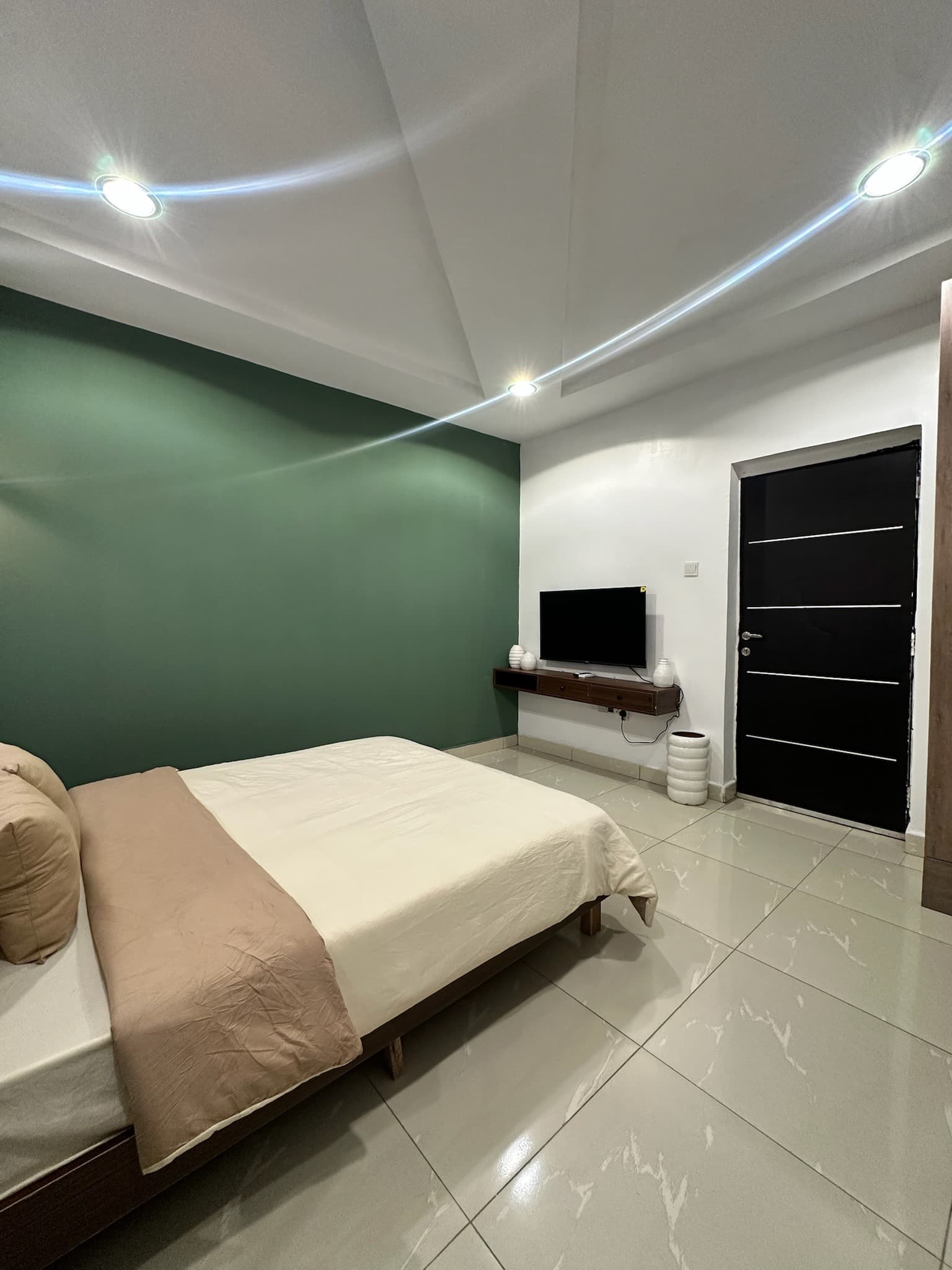 Sade Jahi Studio Apartment - Image 4