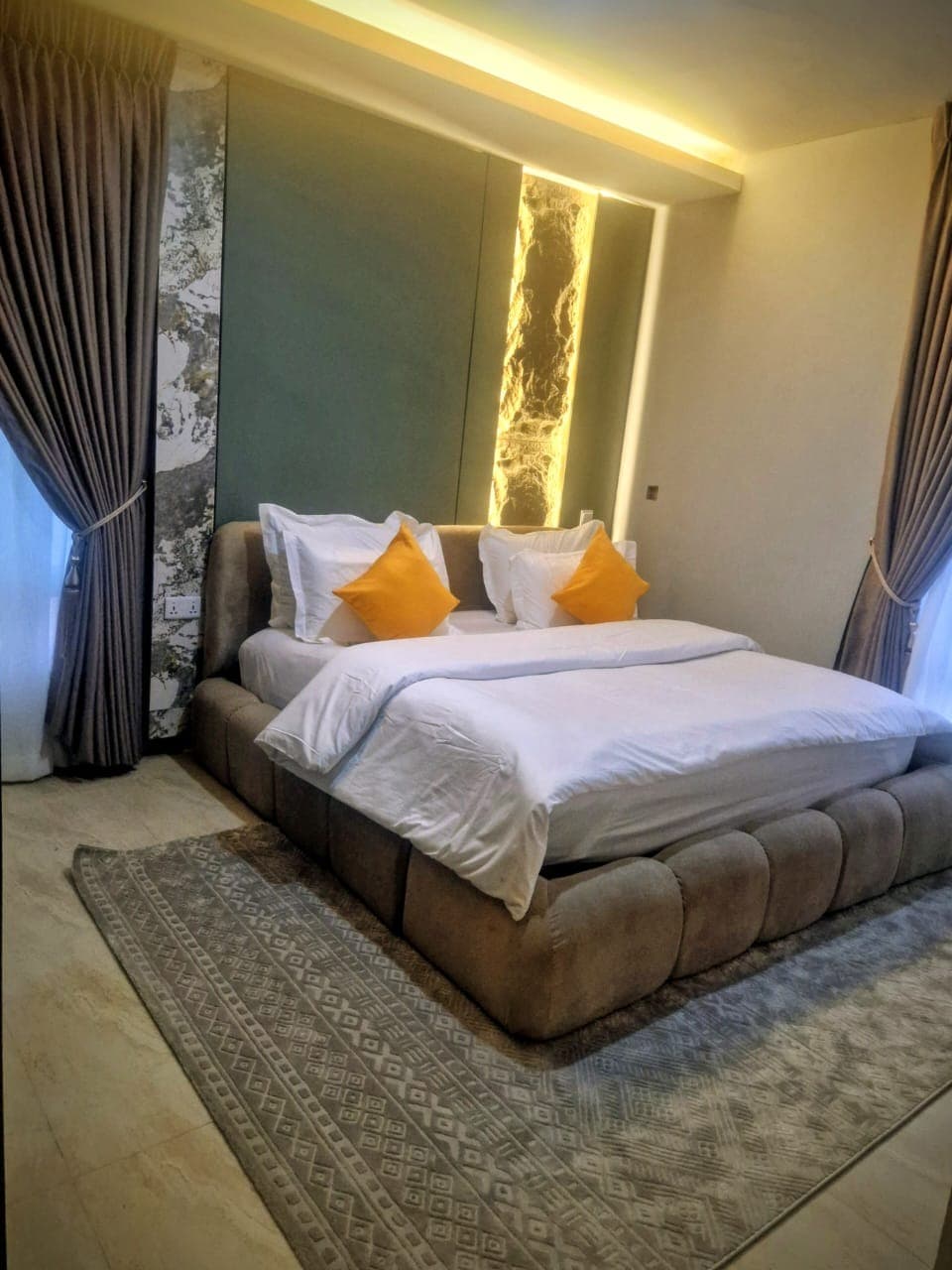 Diamond Flat 6 Contemporary 3-Bedroom Apartment in Lekki Phase 1 - Image 4