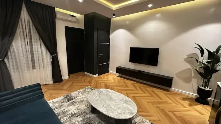 Turquoise Elegance 1-Bedroom Apartment - Image 3