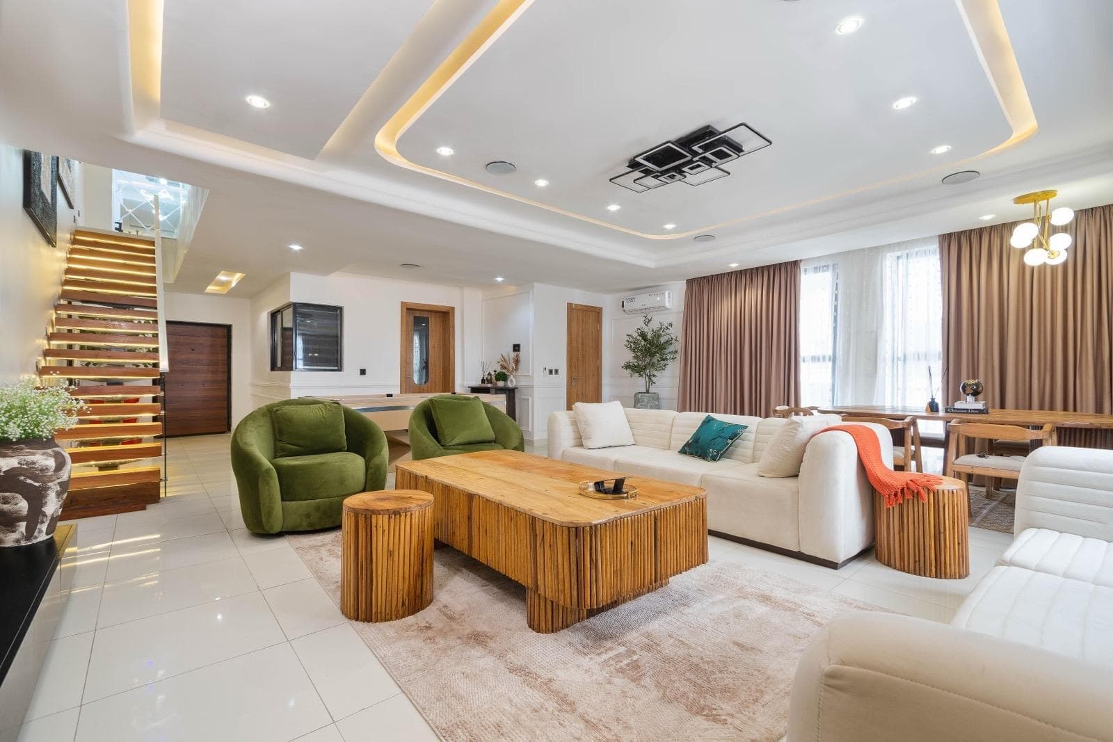Richmond Pearl Elegant Ensuite 3-Bedroom Apartment - Image 2