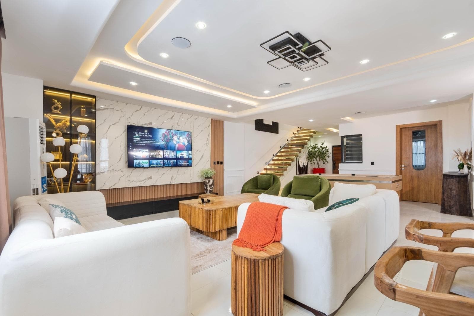 Richmond Pearl Elegant Ensuite 3-Bedroom Apartment - Image 5