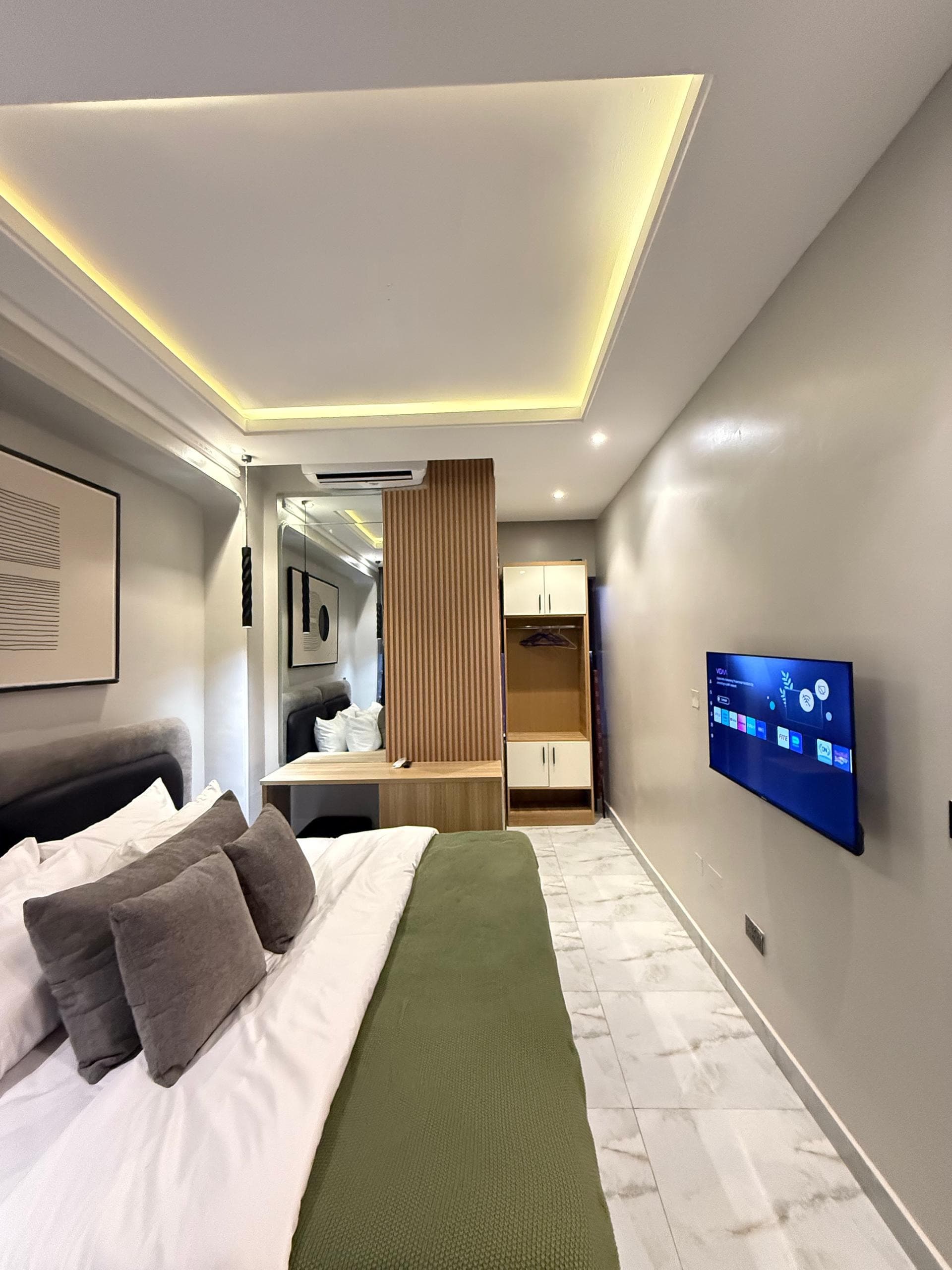 Yellow Ezra 1-Bedroom Apartment - Image 2