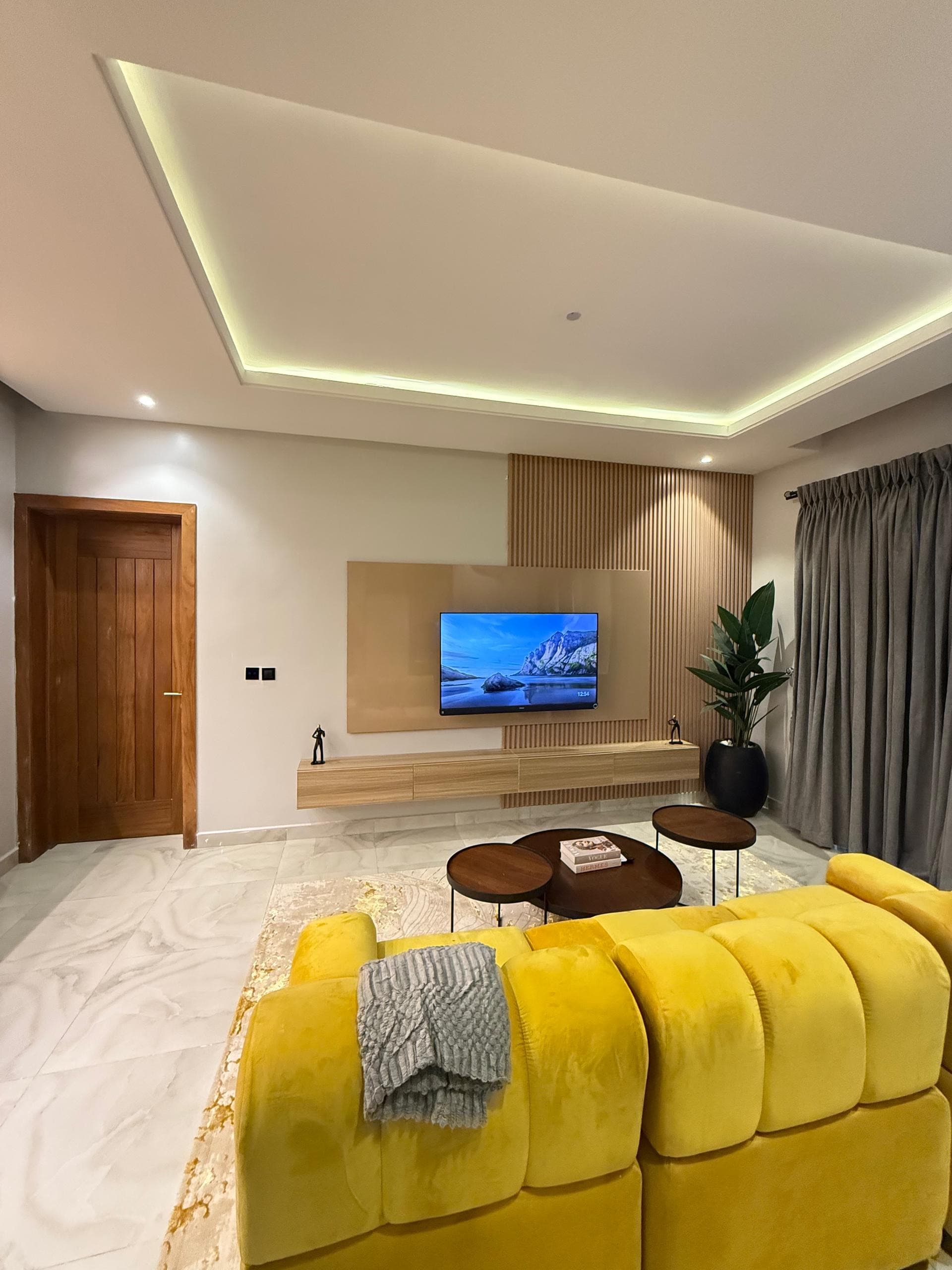 Yellow Ezra 1-Bedroom Apartment