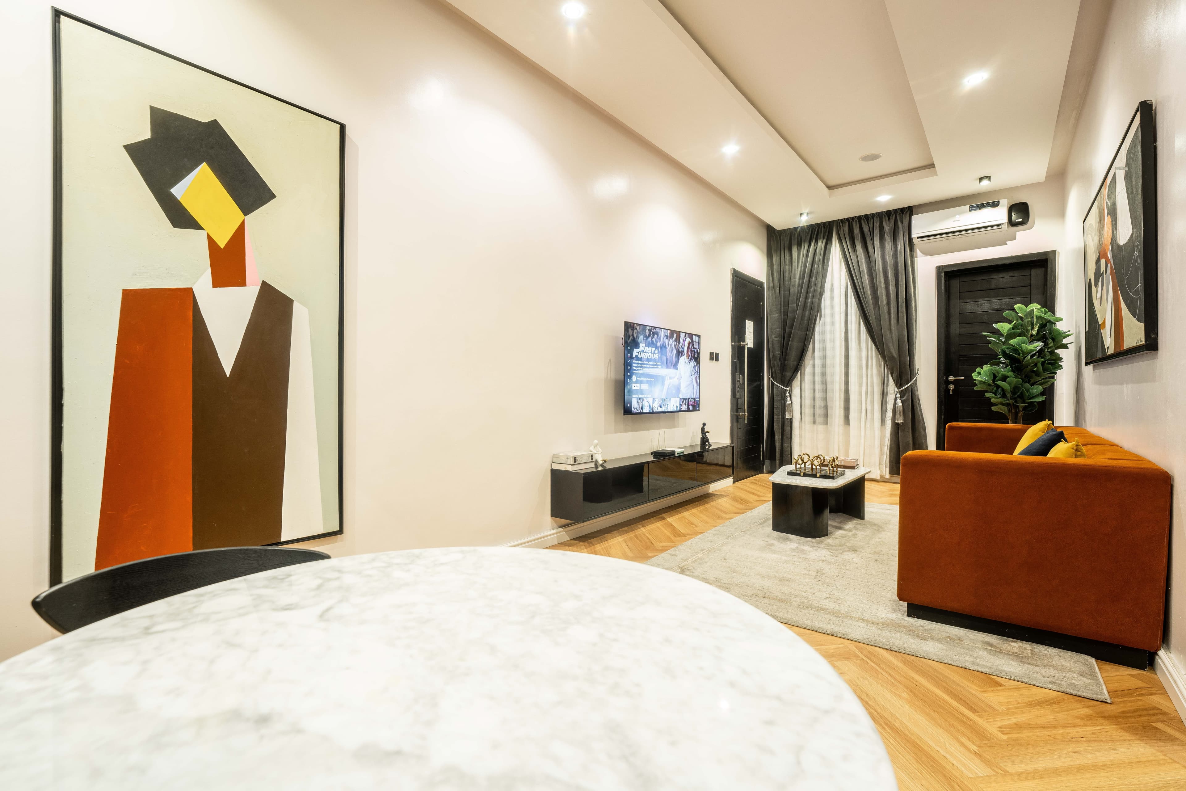 Orange 2-Bedroom Apartment - Image 4