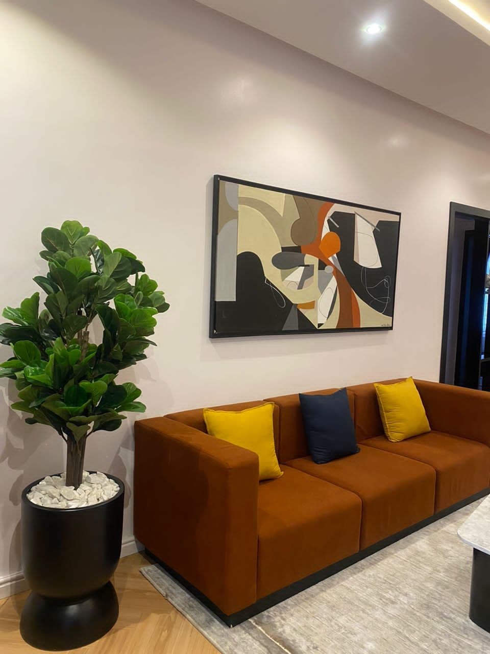 Orange 2-Bedroom Apartment - Image 5