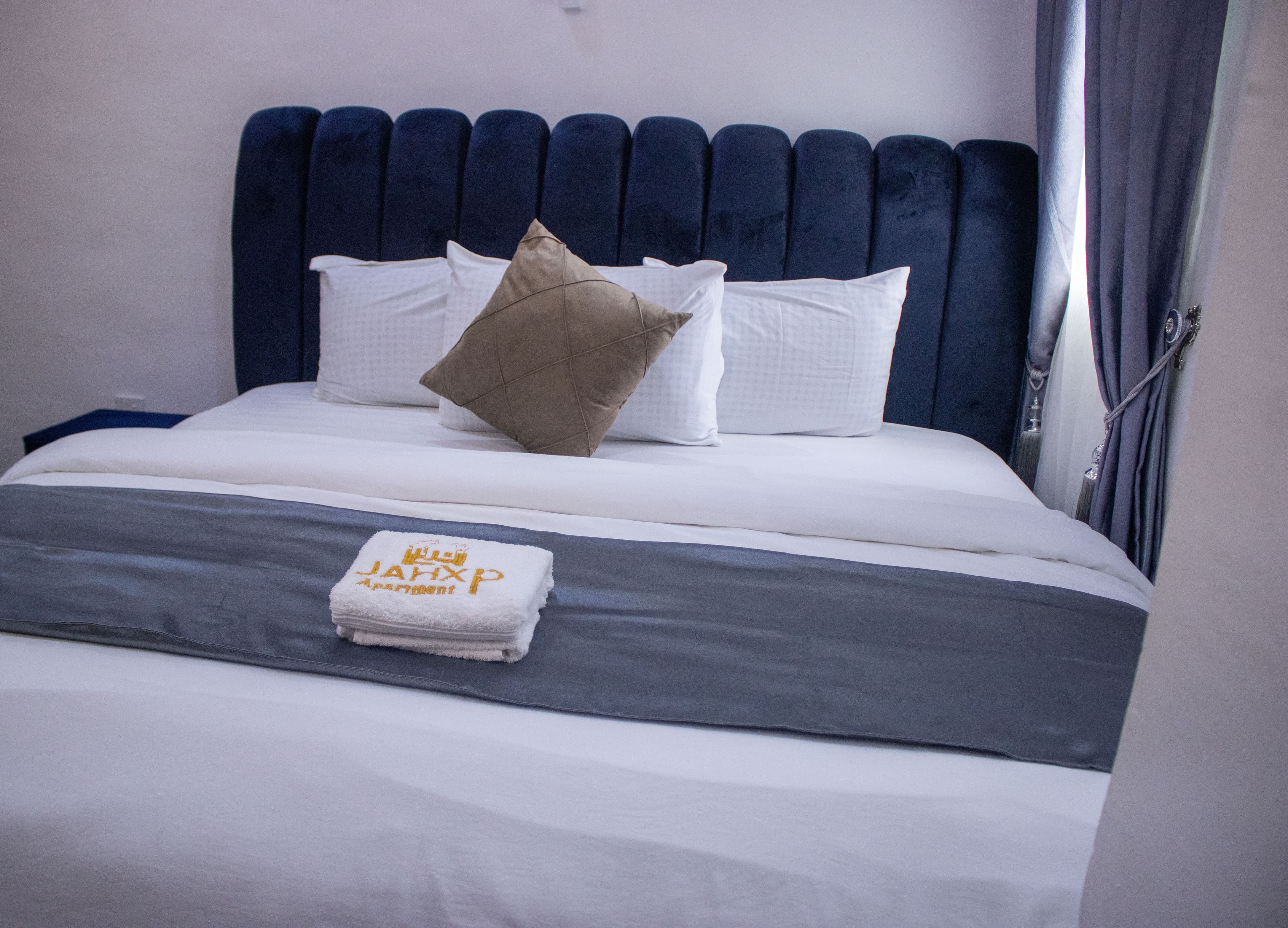 The Jade Duplex - Refined Three-Bedroom Living, Flexible 1-Bedroom or 2-Bedroom Booking - Image 5