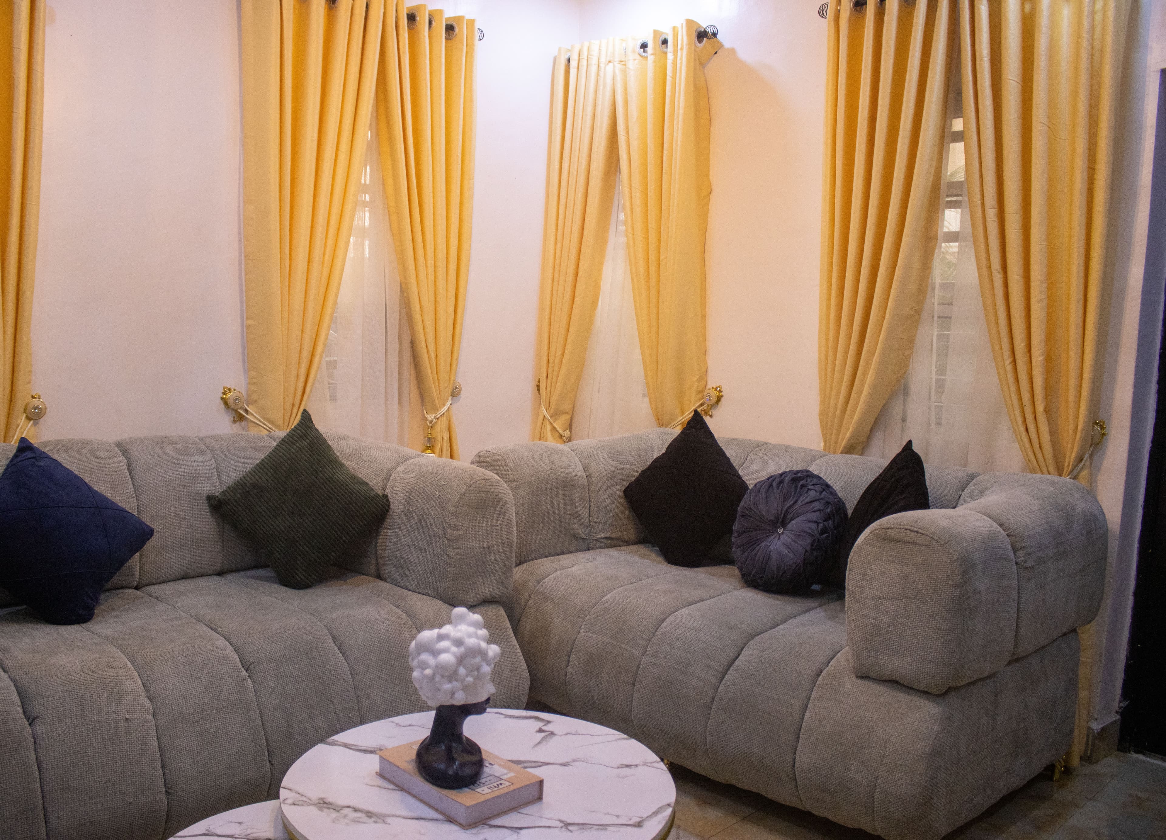 The Jade Duplex - Refined Three-Bedroom Living, Flexible 1-Bedroom or 2-Bedroom Booking - Image 3