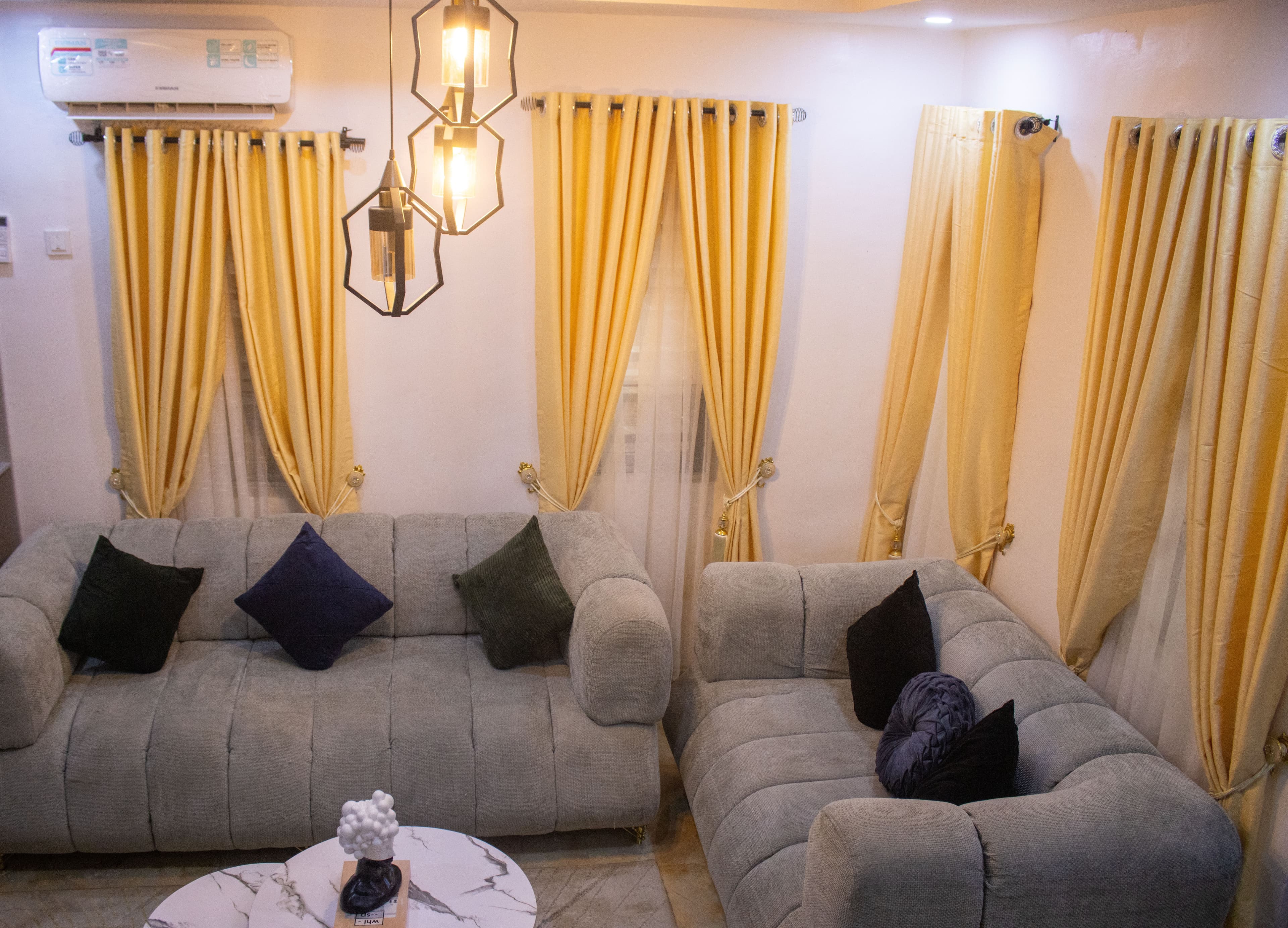 The Jade Duplex - Refined Three-Bedroom Living, Flexible 1-Bedroom or 2-Bedroom Booking - Image 4