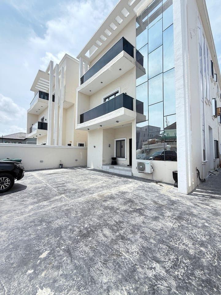 Blue Furo Spacious 3-Bedroom Apartment