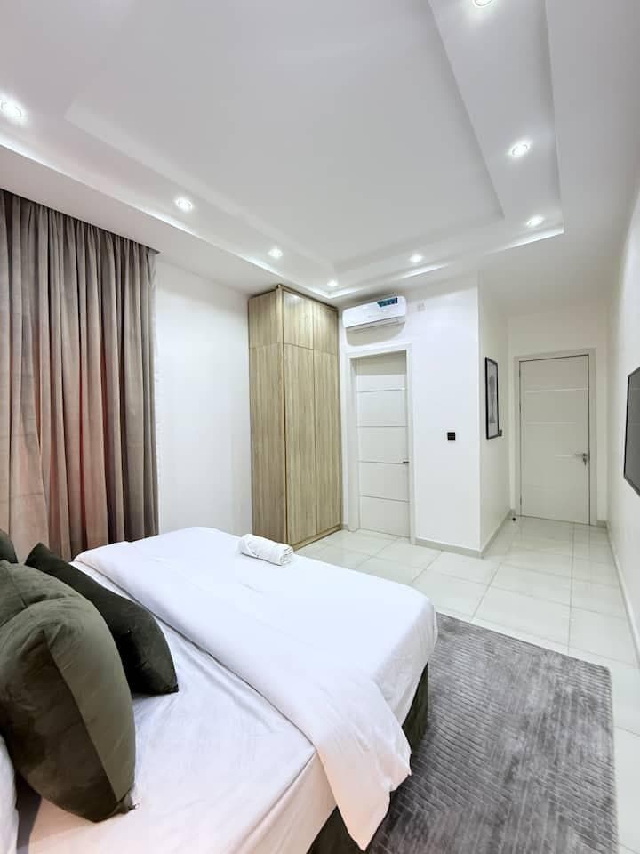 Blue Furo Spacious 3-Bedroom Apartment - Image 5