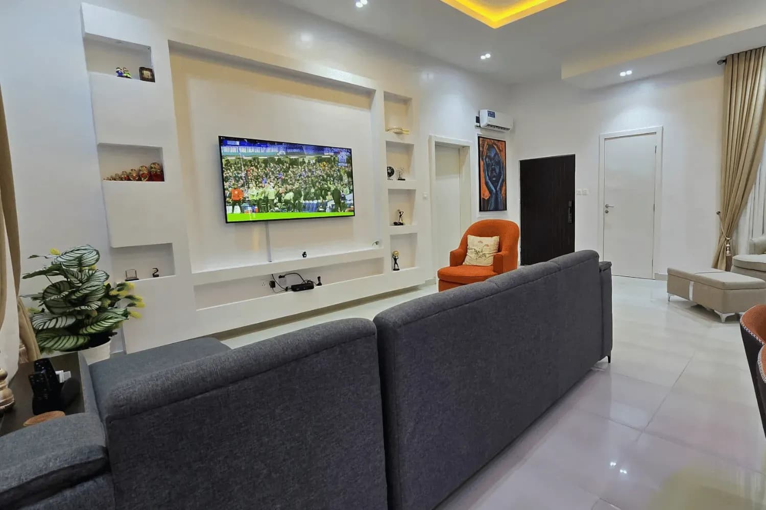 Luxury 2-Bedroom Apartment Lekki Phase 1 - Image 2