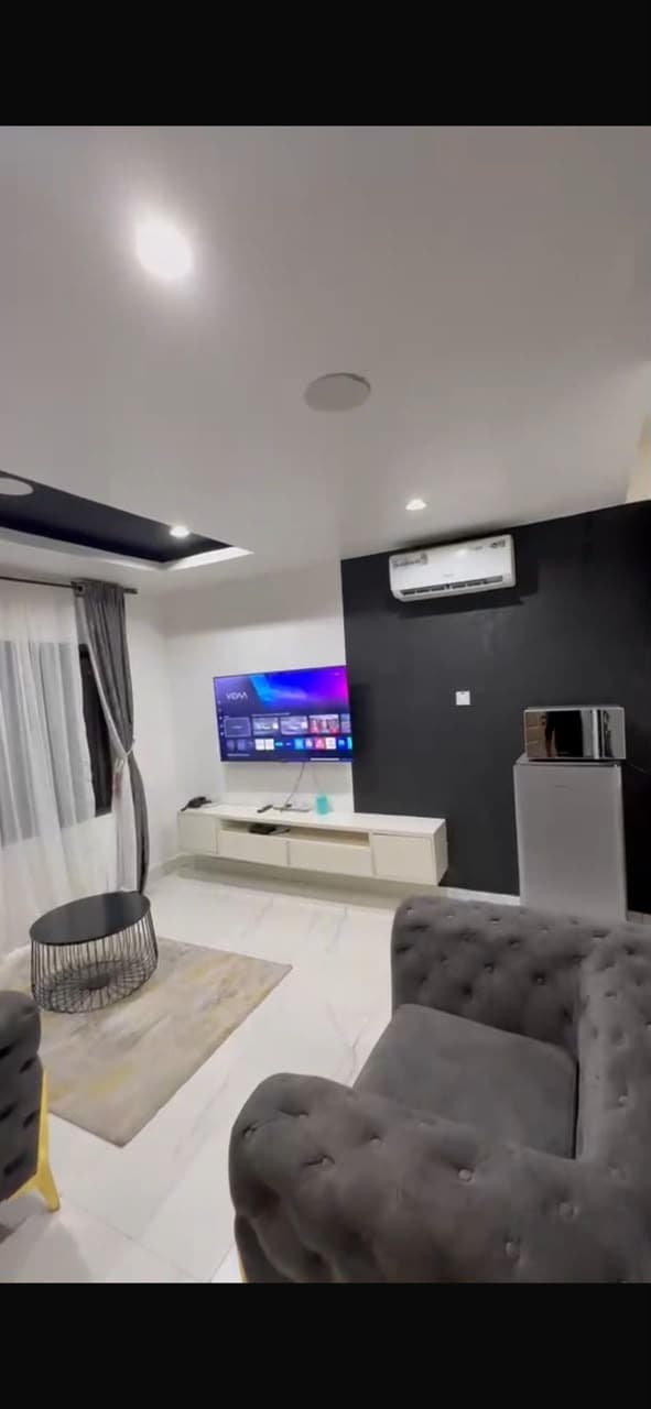 Bond 1 Luxury 1-Bedroom Apartment - Image 2