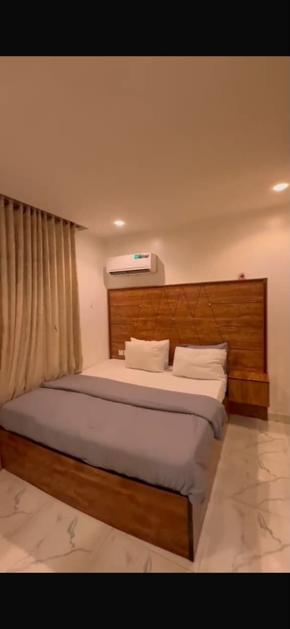 Bond 1 Luxury 1-Bedroom Apartment - Image 5