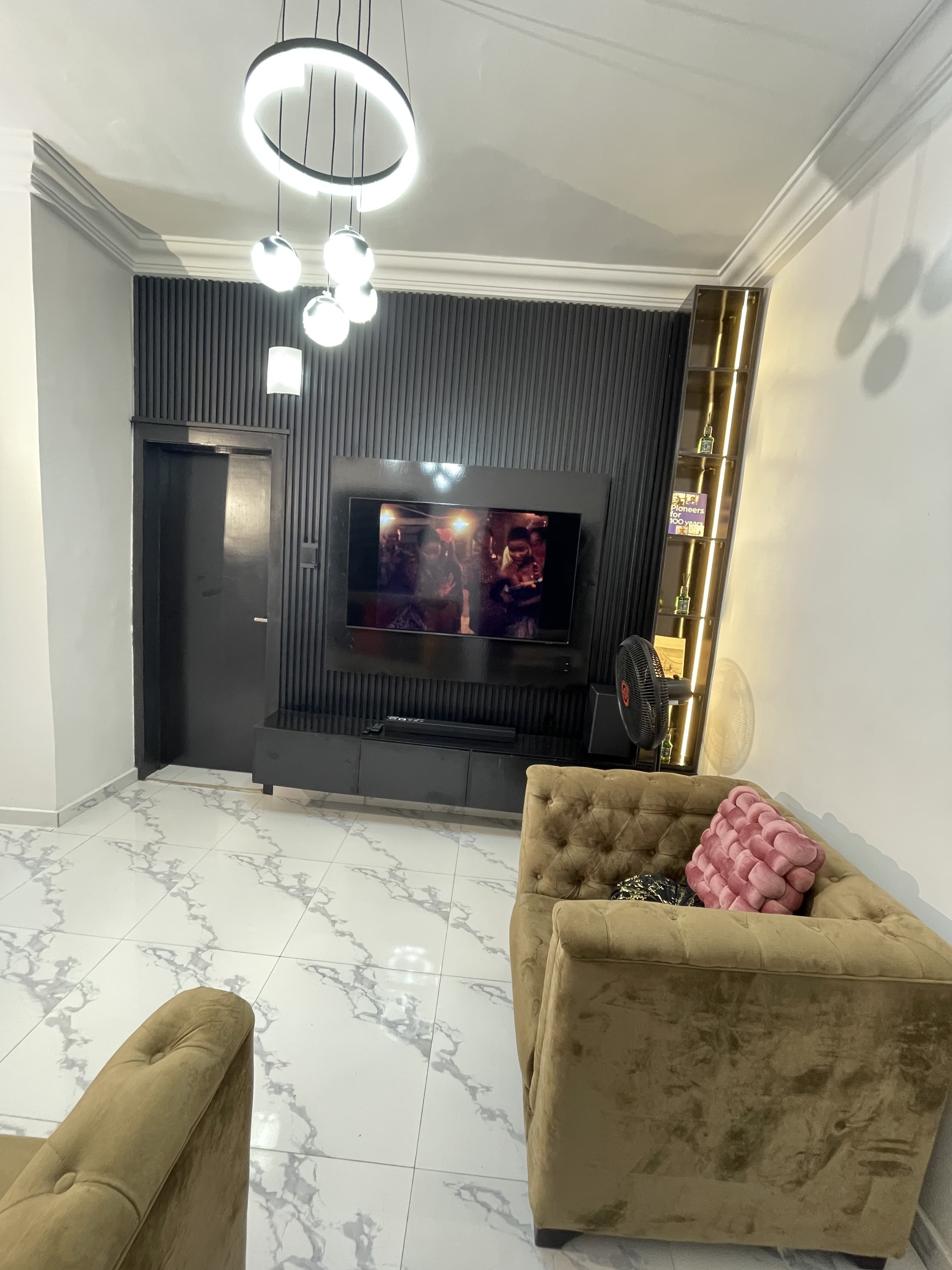 Layzii Court Luxury 2-Bedroom Apartment - Unit 3 - Image 5