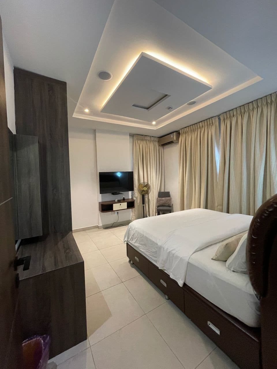 Urban Oasis Suite Luxury 1-Bedroom Apartment with City Views in Ikoyi - Image 5
