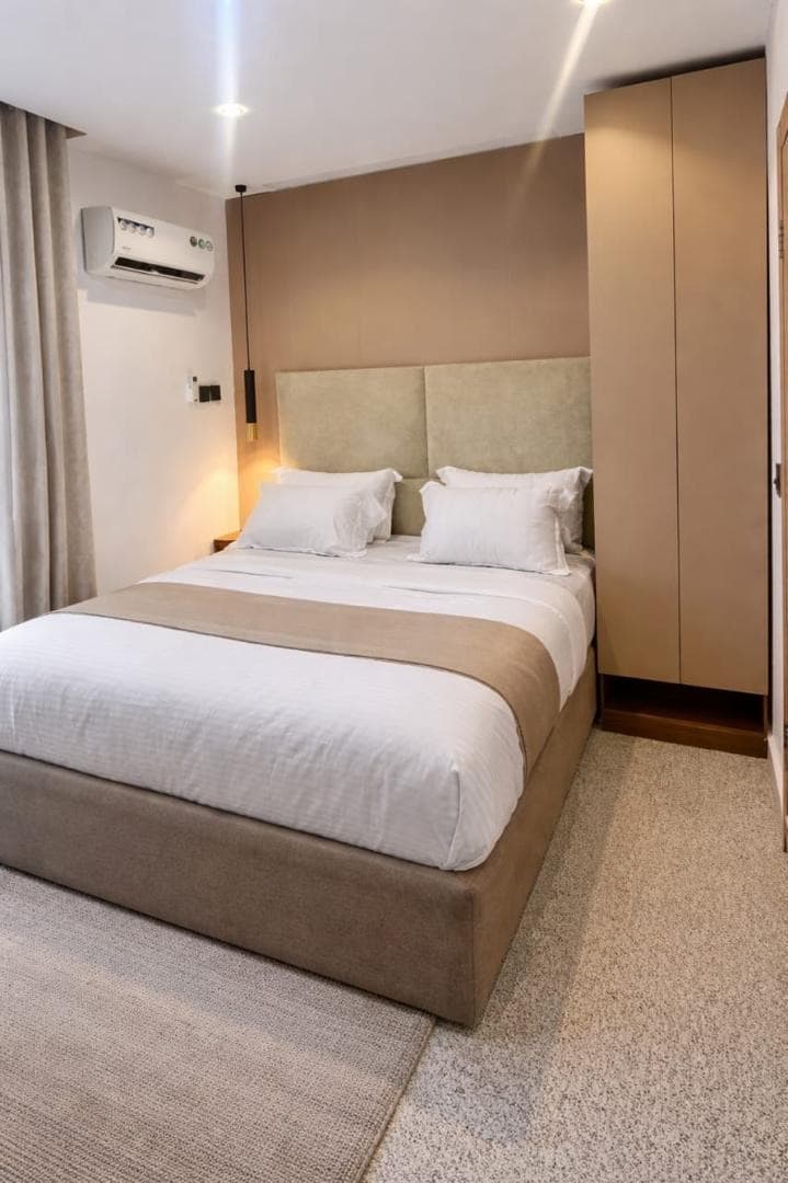 Executive Deluxe Refined Comfort & Sophisticated Living - Unit 1 - Image 3
