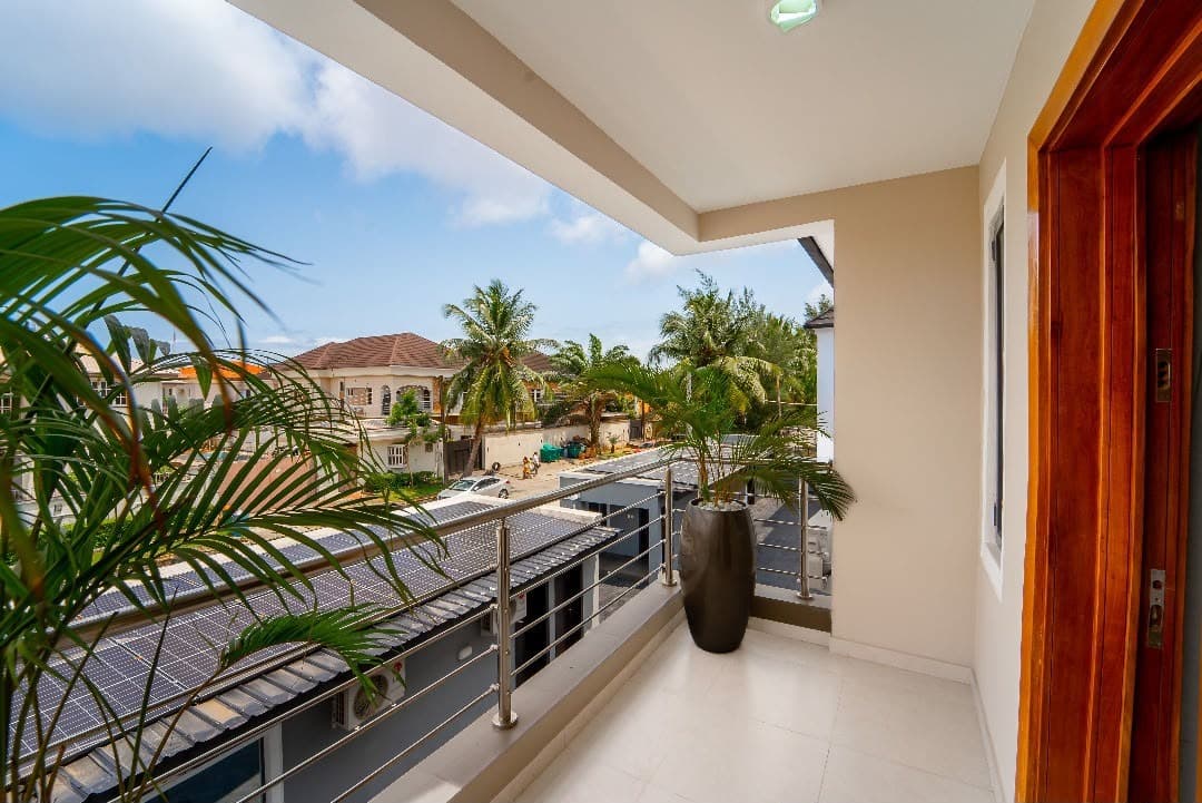 Daisy Todp - Spacious 5-Bedroom Luxury Semi-Detached Apartment - Image 4