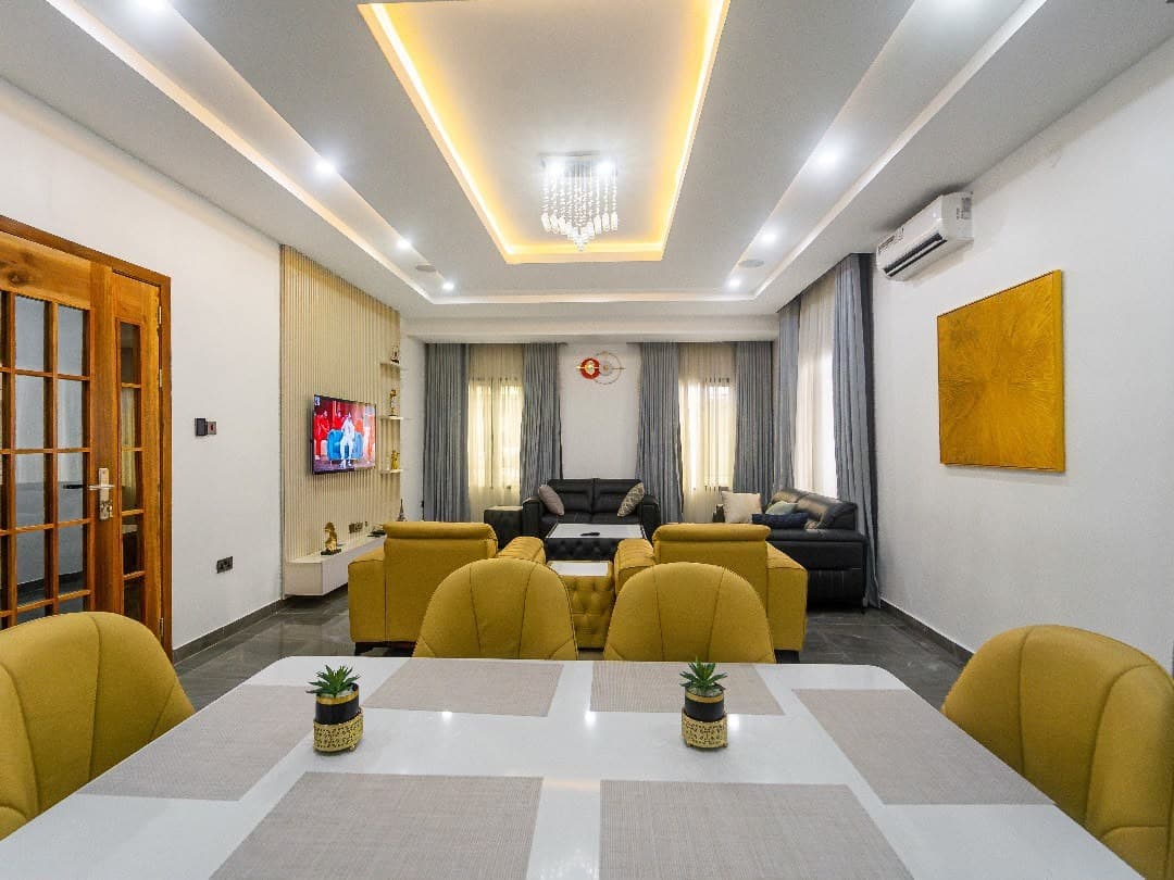 Daisy Todp - Spacious 5-Bedroom Luxury Semi-Detached Apartment - Image 2