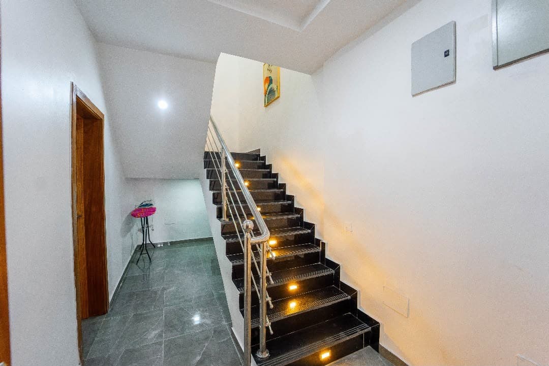 Daisy Todp - Spacious 5-Bedroom Luxury Semi-Detached Apartment - Image 3