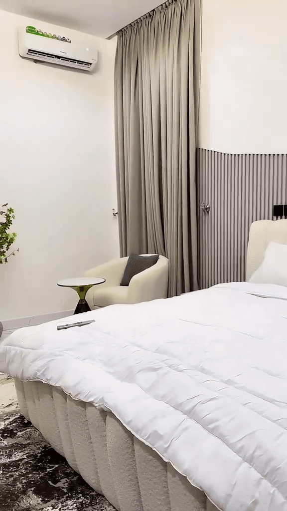 Exquisite Luxury 4-Bedroom Duplex - Image 5
