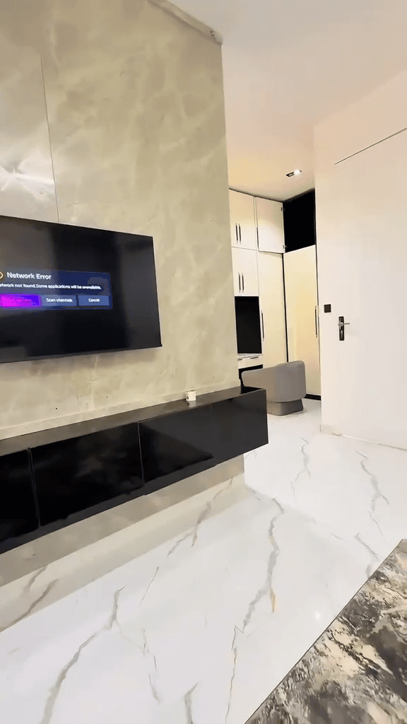 Exquisite Luxury 4-Bedroom Duplex - Image 3