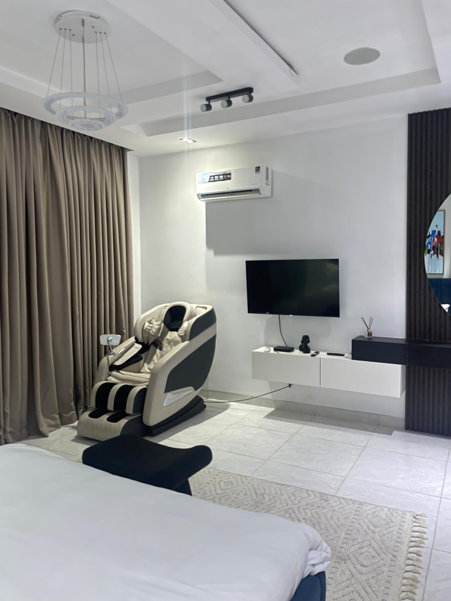 Luxury 1-Bedroom Apartment with a PS5 in Ikoyi - Image 4